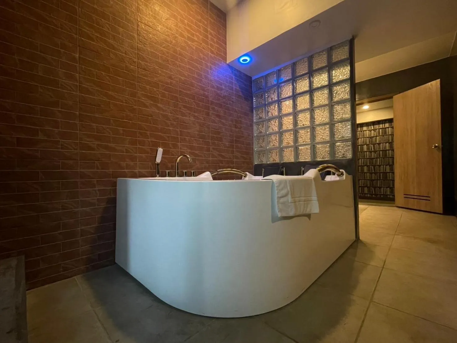 V20 Boutique Jacuzzi Hotel