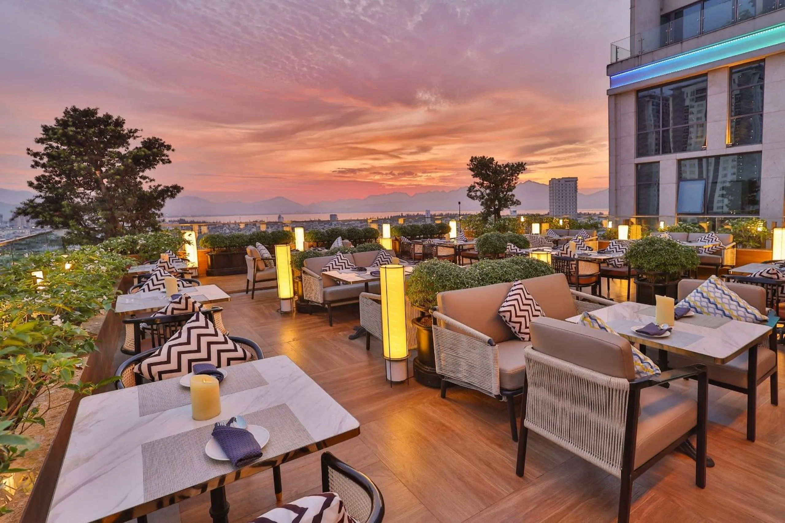 Restaurant/places to eat in New Orient Hotel Da Nang