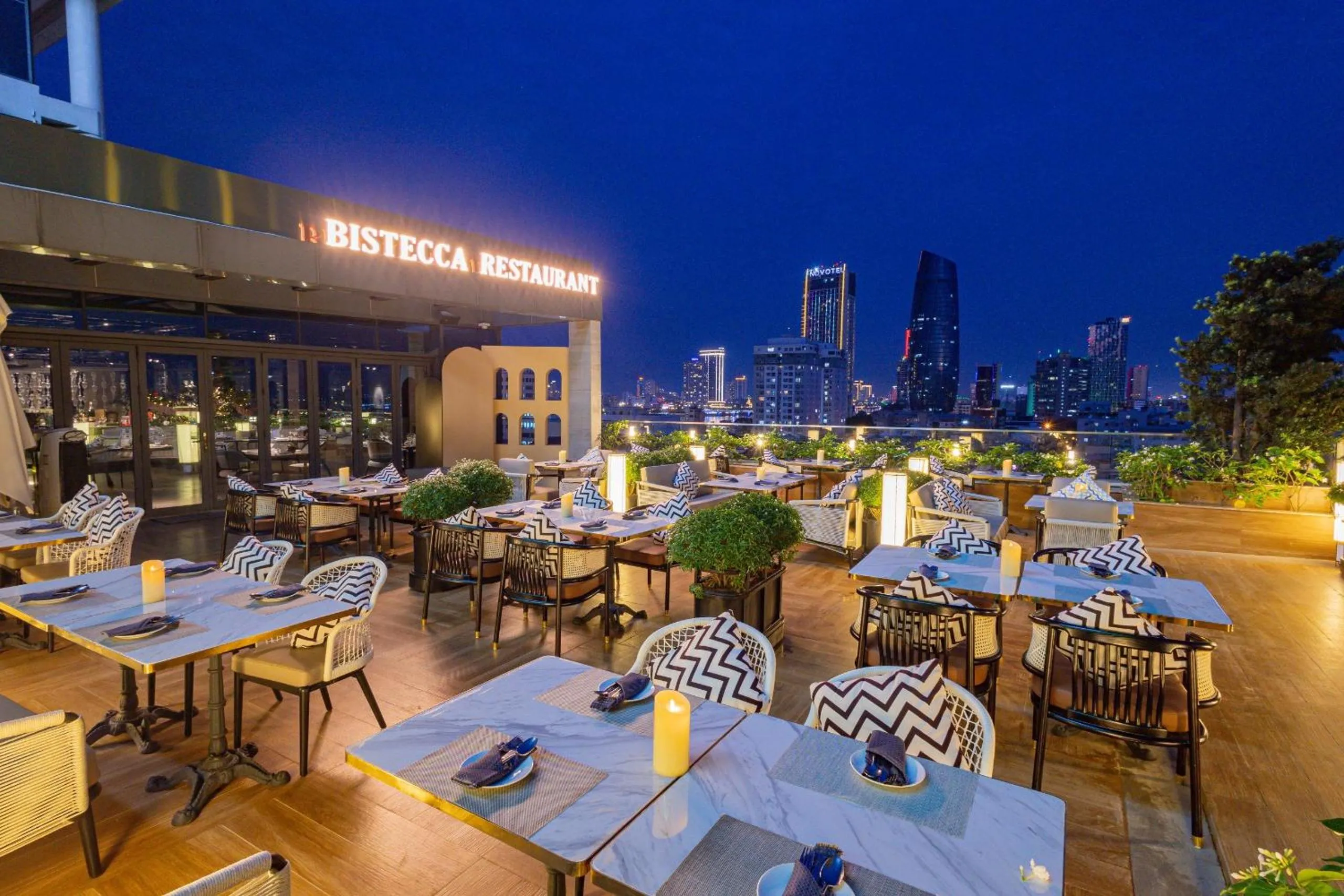 Restaurant/places to eat in New Orient Hotel Da Nang