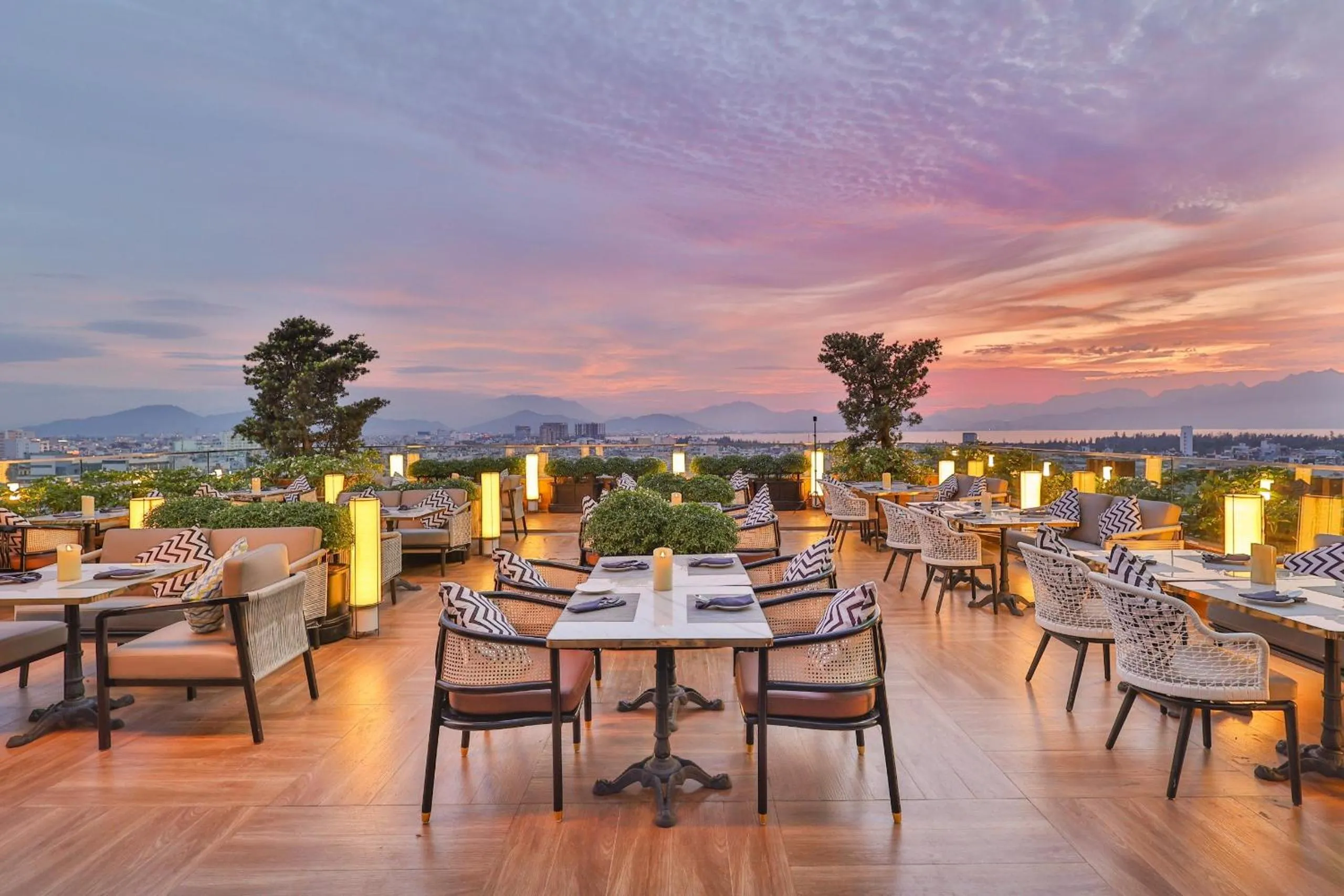 Restaurant/places to eat in New Orient Hotel Da Nang