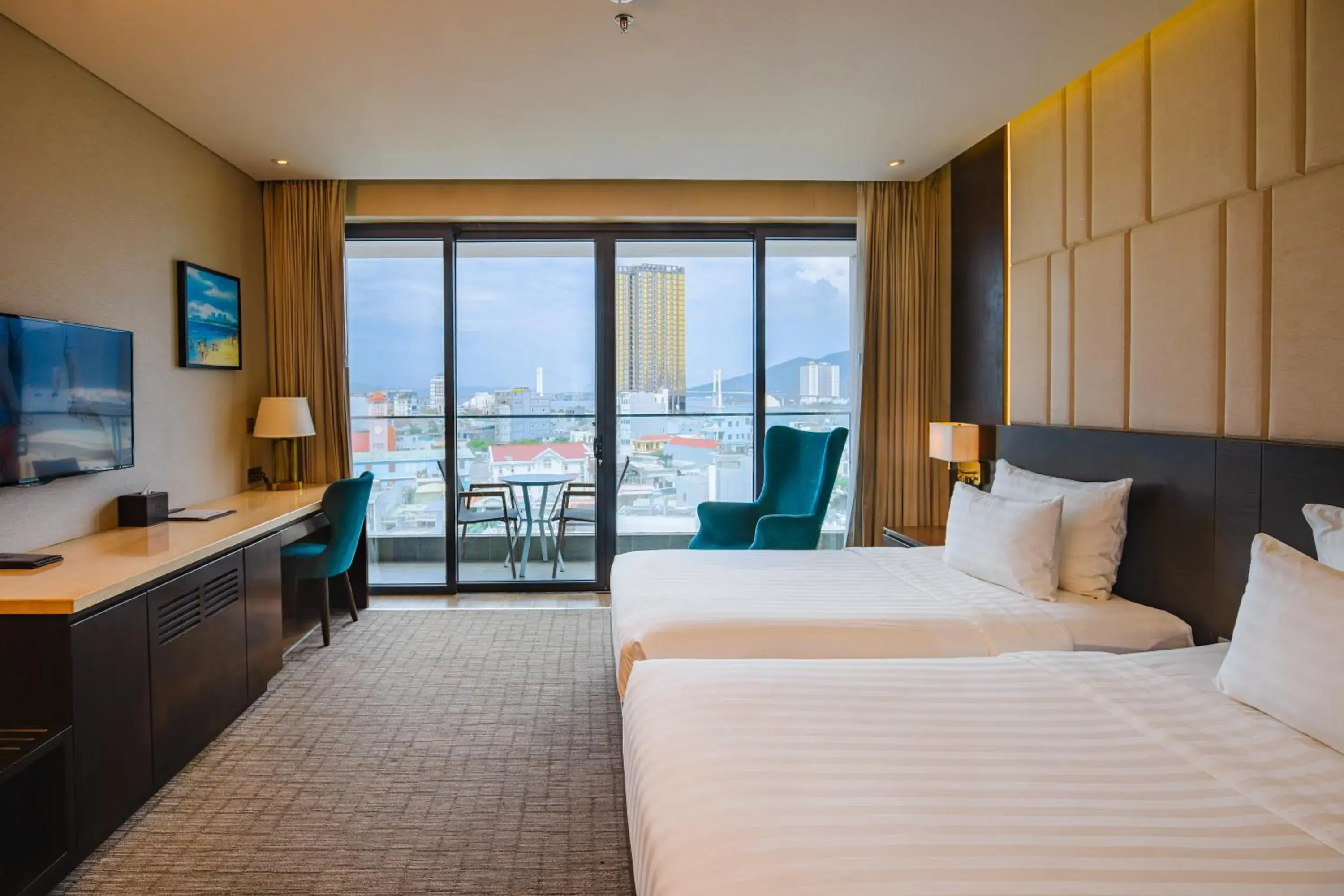 Deluxe Twin Room with Balcony and River View in New Orient Hotel Da Nang Deluxe Twin Room with Balcony and River View in New Orient Hotel Da Nang