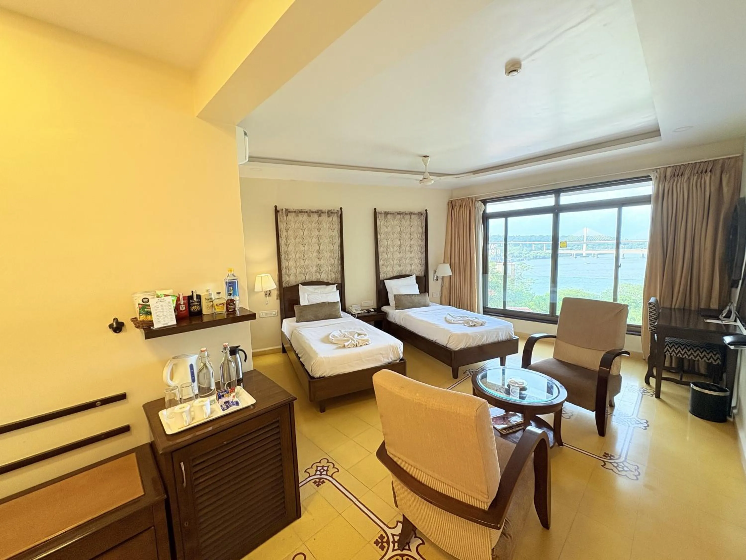 Photo of the whole room, Bed in The Crown Goa