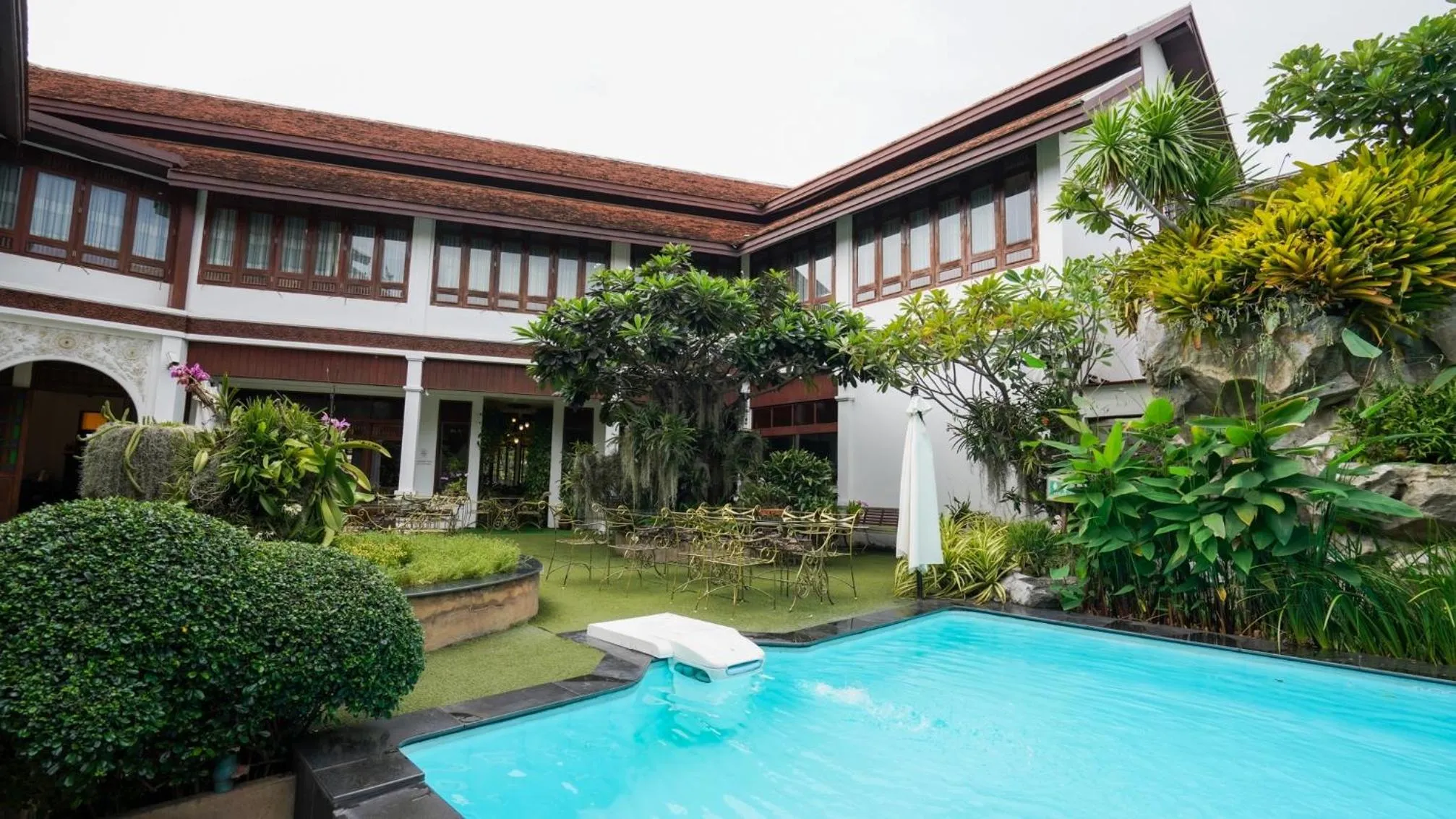Swimming pool in Kodchasri Thani Hotel Chiangmai