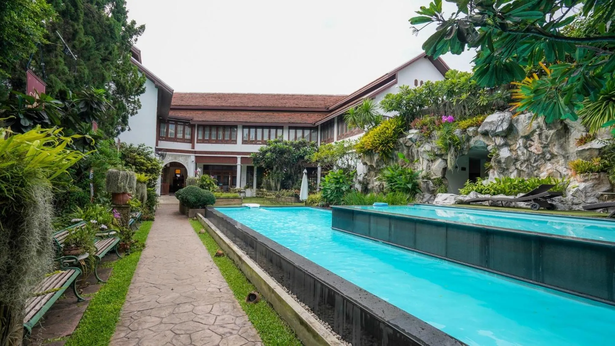 Swimming pool in Kodchasri Thani Hotel Chiangmai