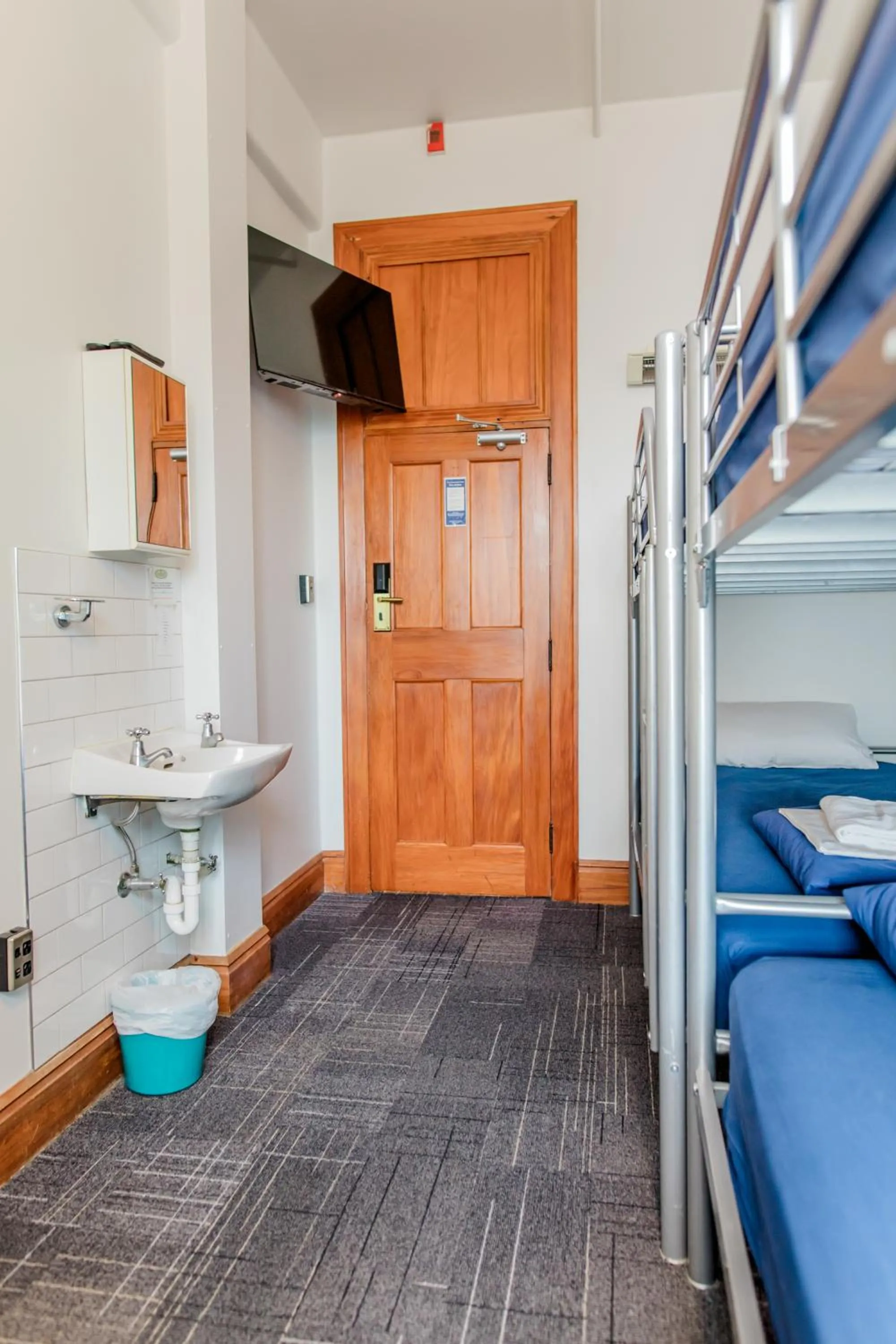 bunk bed, Bed in The Cambridge Hotel & Backpackers