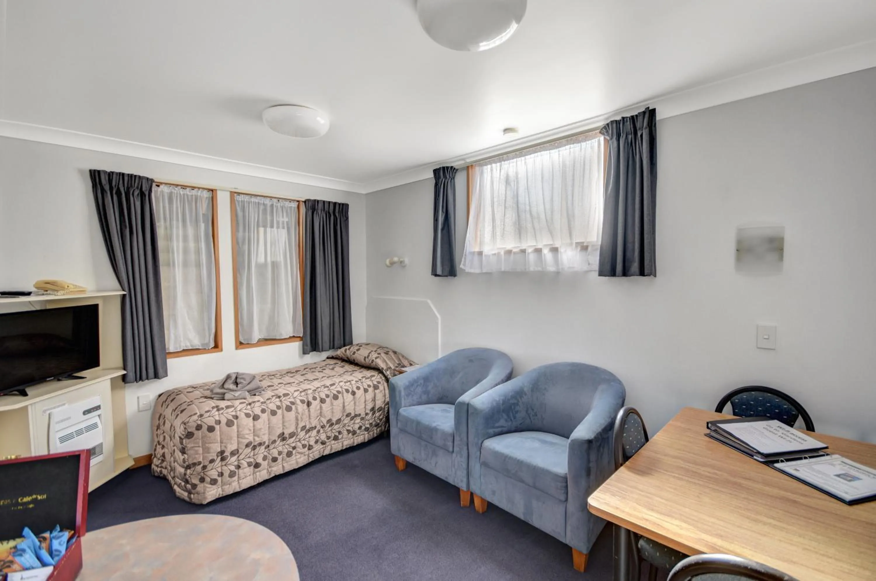 Living room, Bed in Garden Motel