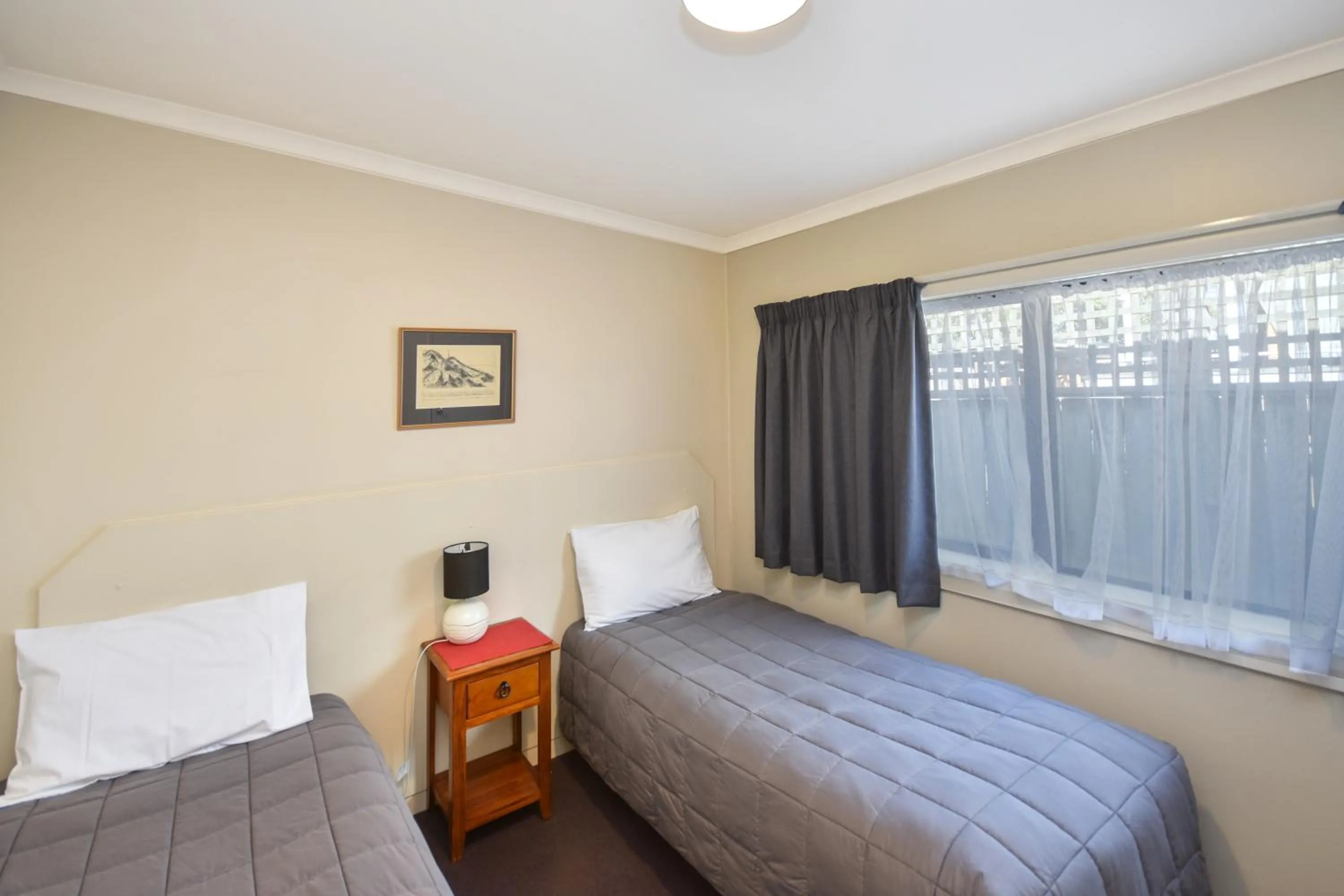 Bedroom, Bed in Garden Motel