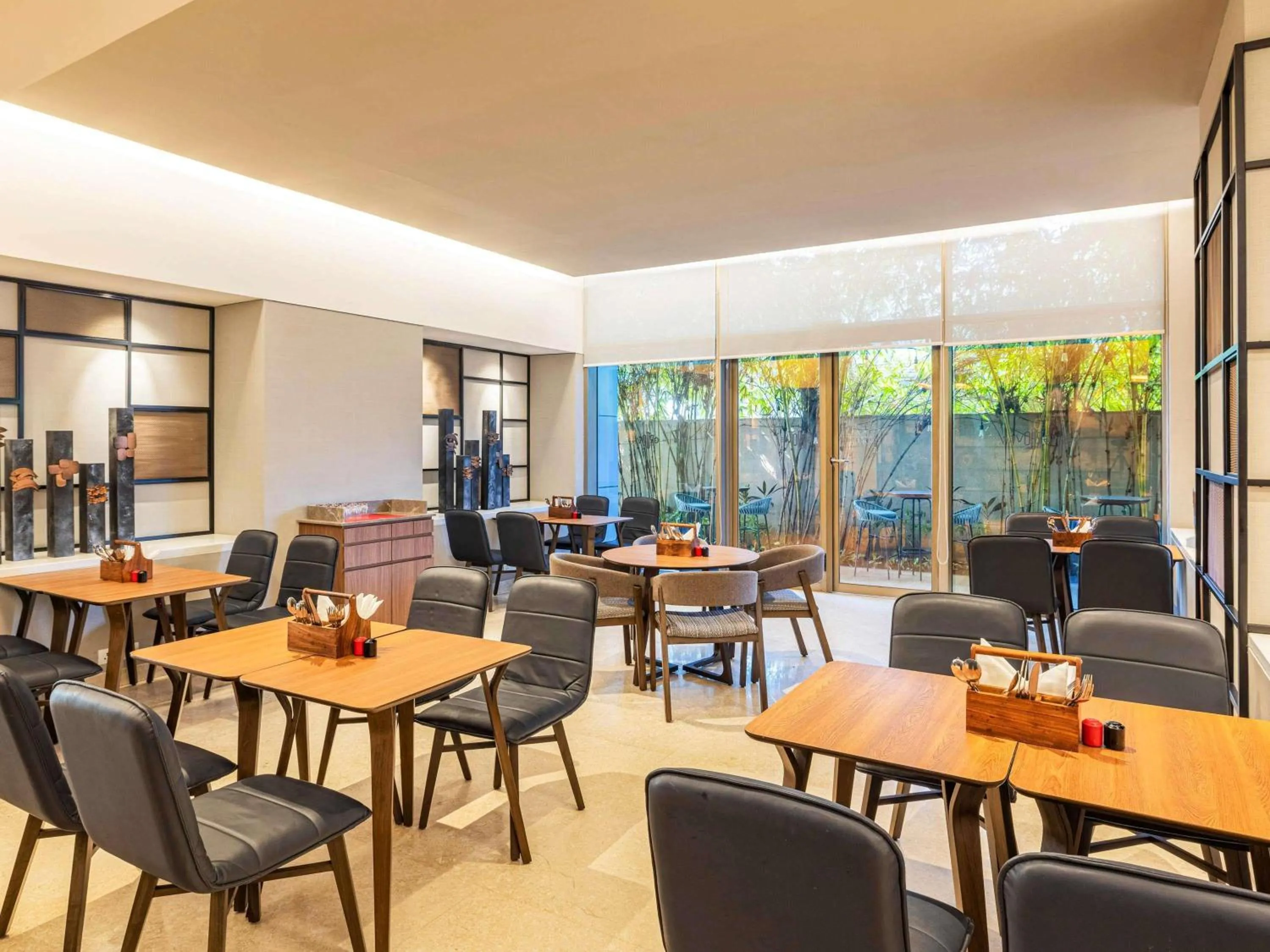 Restaurant/places to eat in ibis Mumbai Airport - An Accor Brand