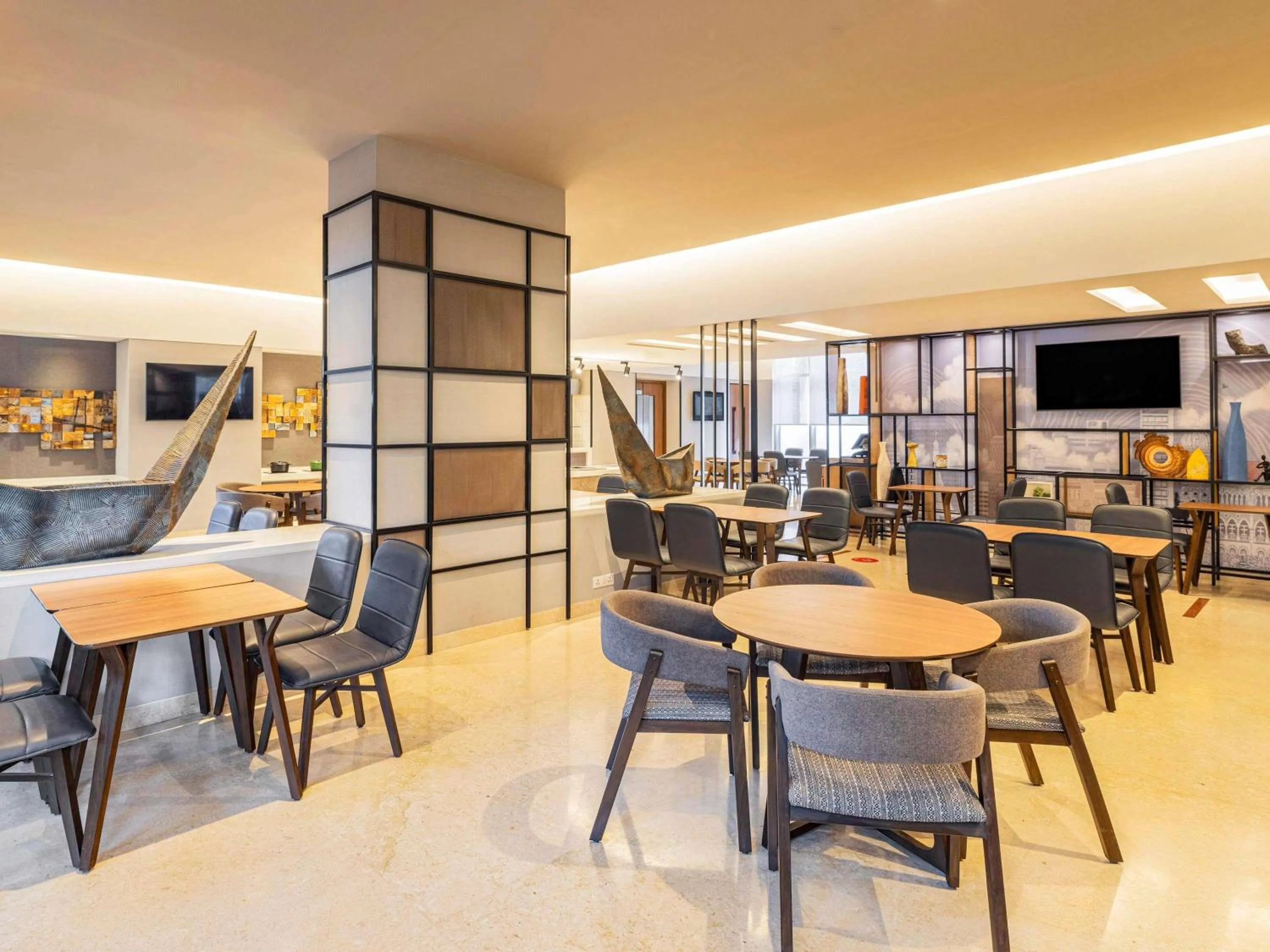 Restaurant/places to eat in ibis Mumbai Airport - An Accor Brand