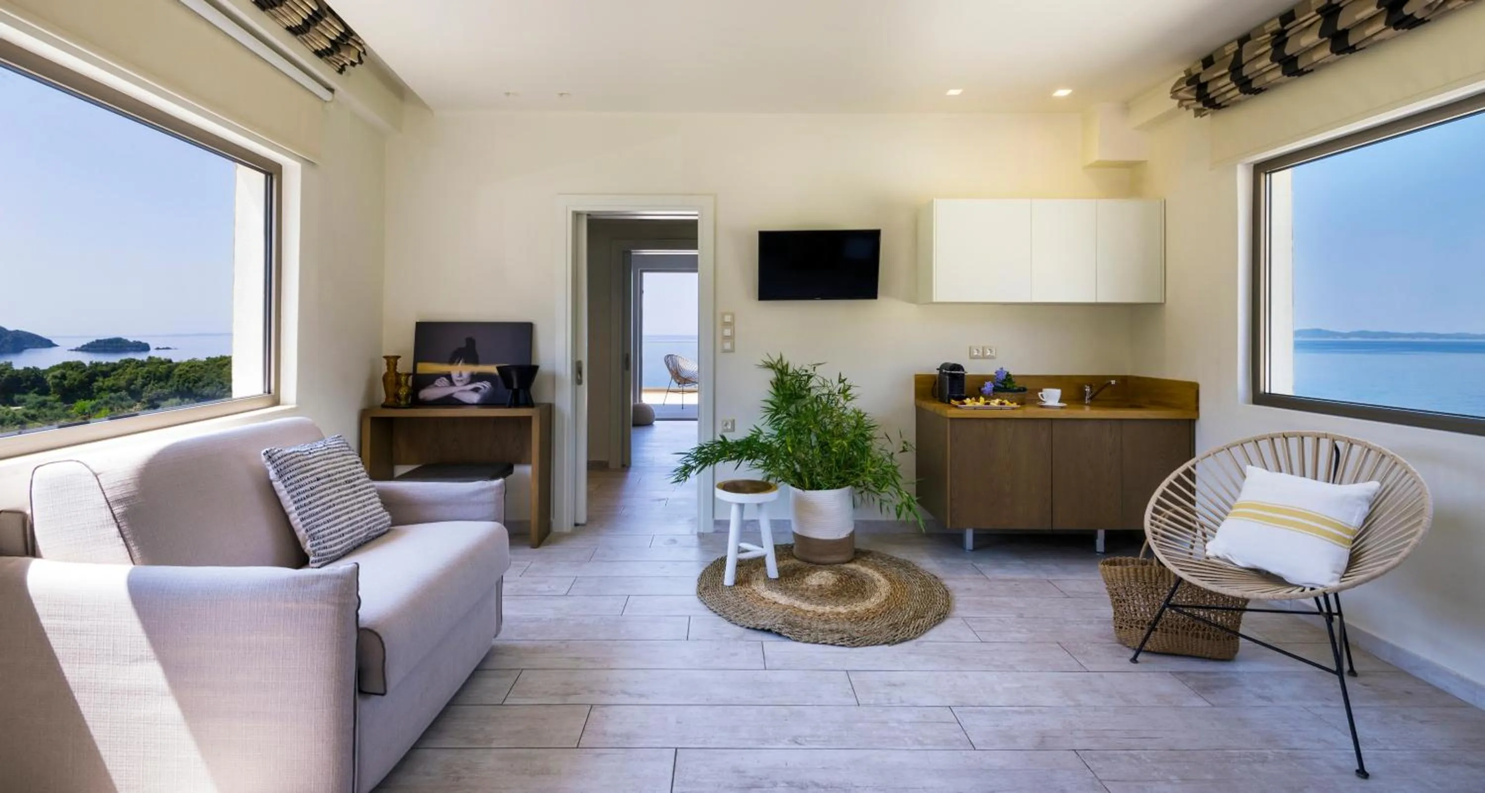 TV and multimedia in Prima Vista Beachfront Boutique Hotel