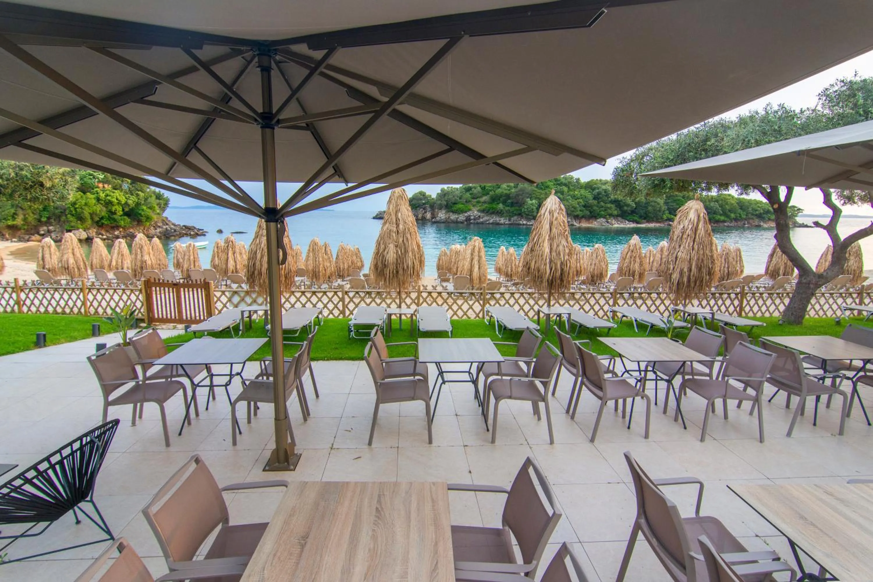 Restaurant/places to eat in Prima Vista Beachfront Boutique Hotel