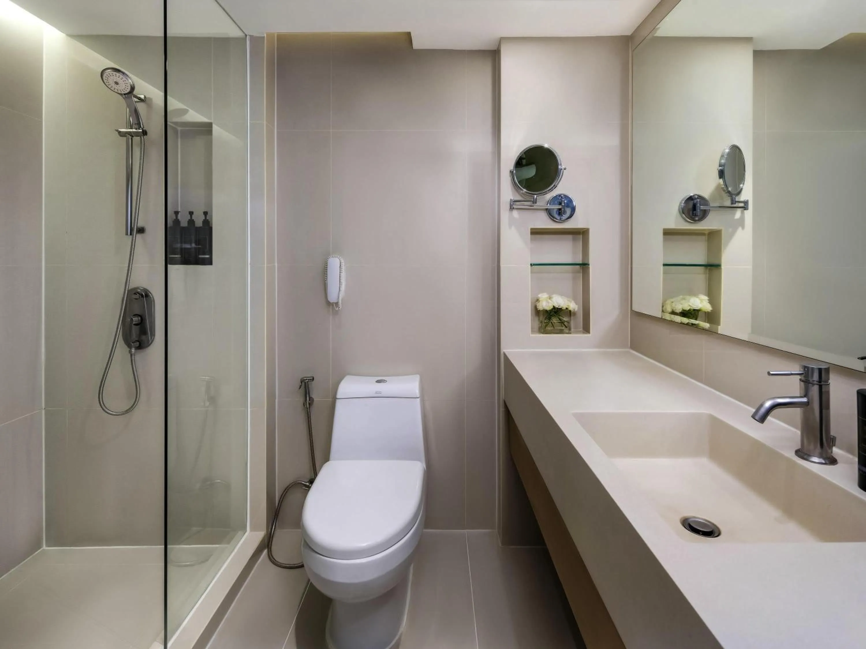 DELUXE ROOM King Bed - 20% off on Food and Beverages in Grand Mercure Bangkok Atrium