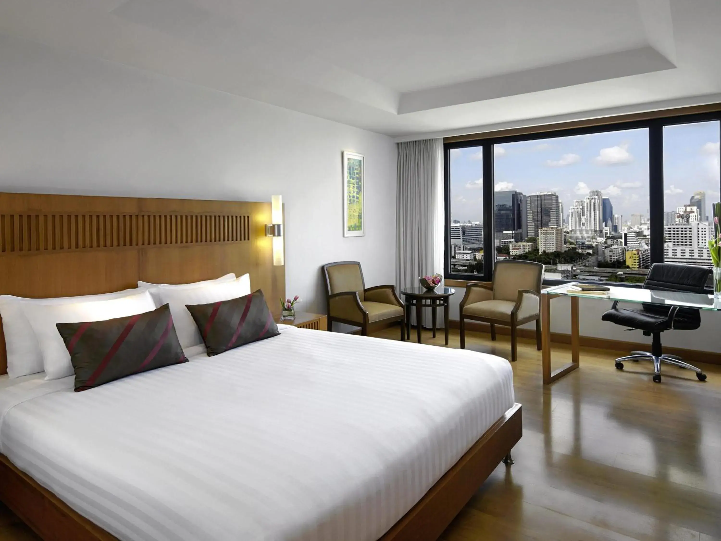 SKYLINE ROOM King Bed - High floor. 20% off on Food and Beverages in Grand Mercure Bangkok Atrium SKYLINE ROOM King Bed - High floor. 20% off on Food and Beverages in Grand Mercure Bangkok Atrium