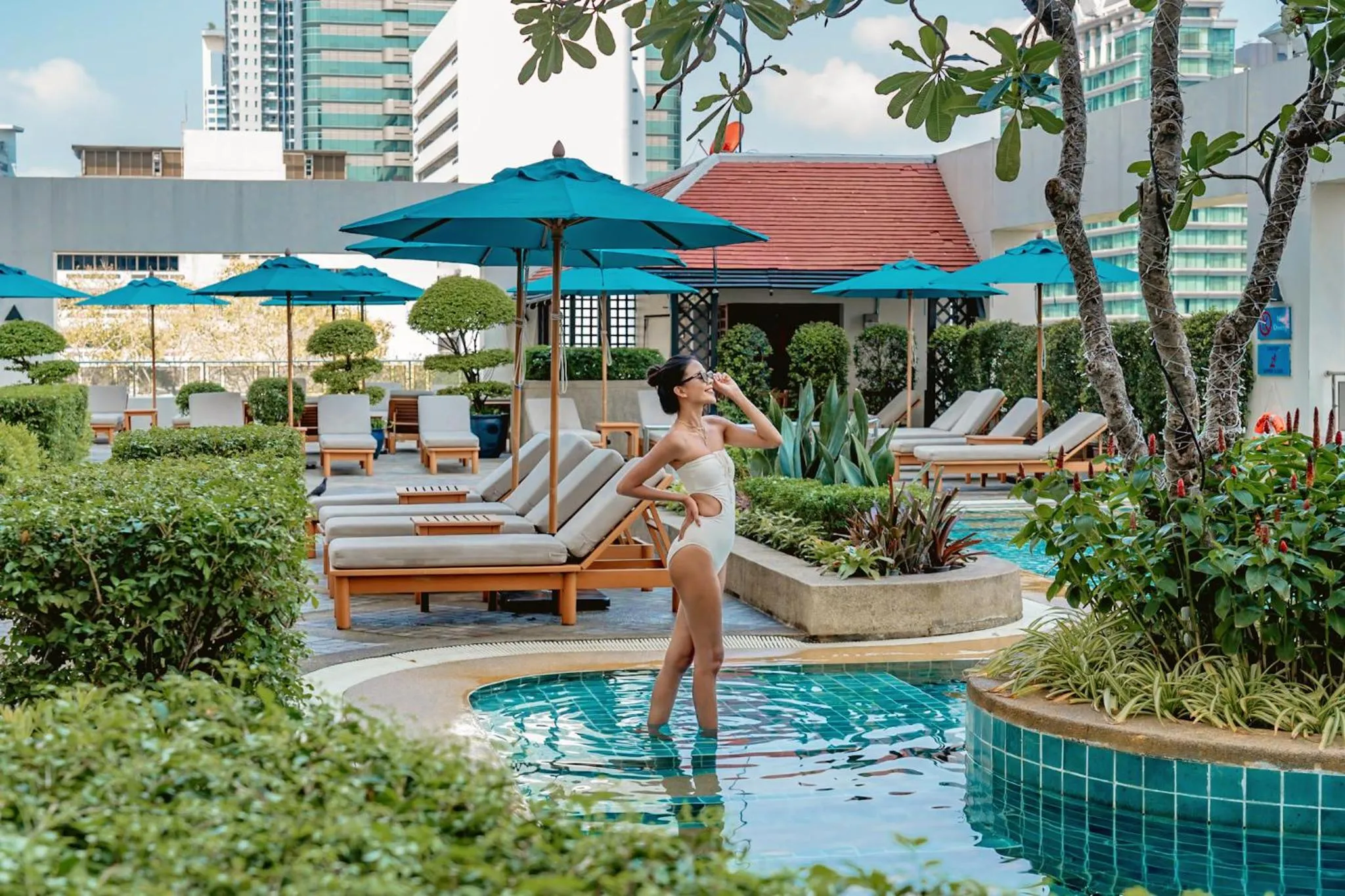 Swimming pool in Grand Mercure Bangkok Atrium