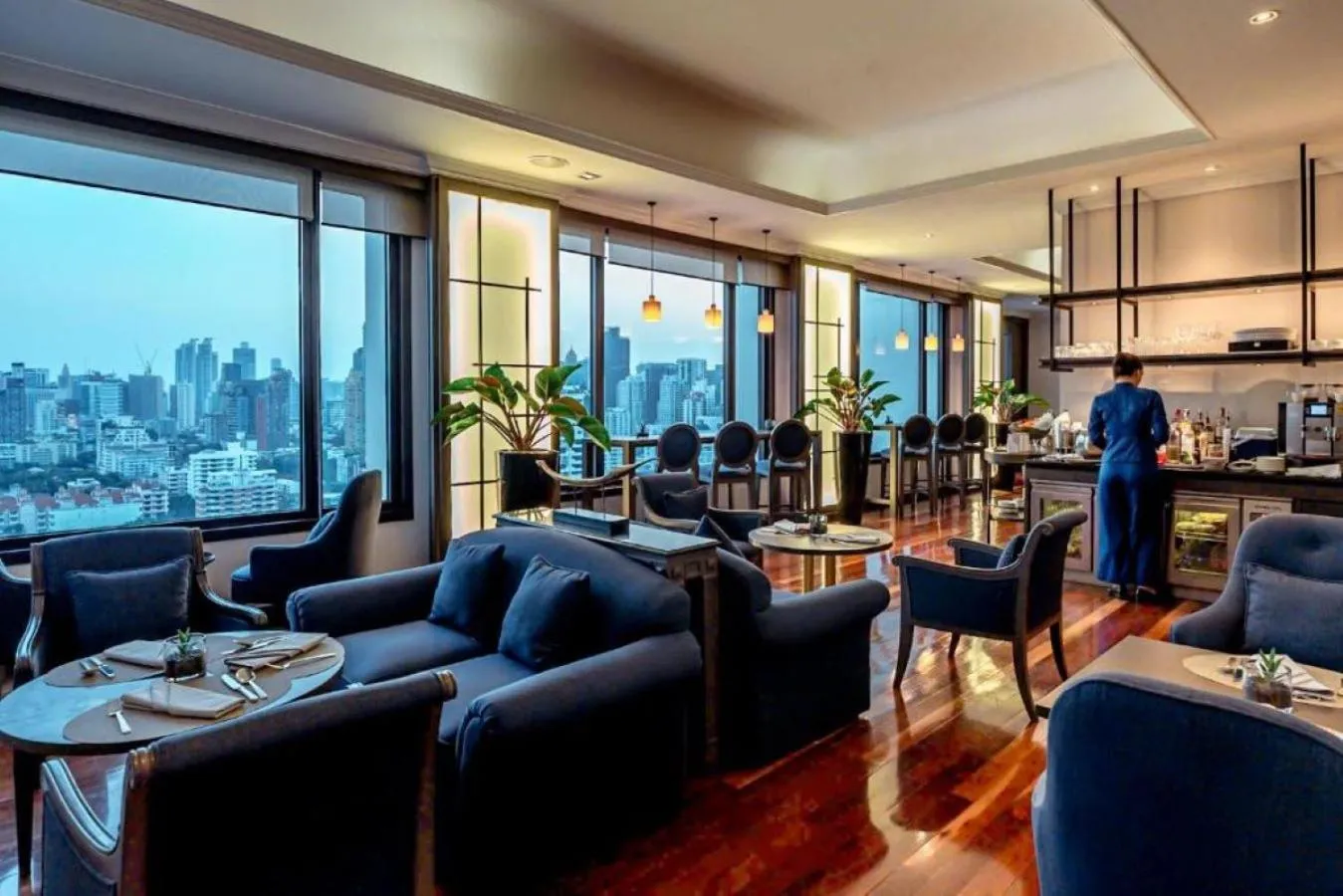 Communal lounge/ TV room in Grand Mercure Bangkok Atrium