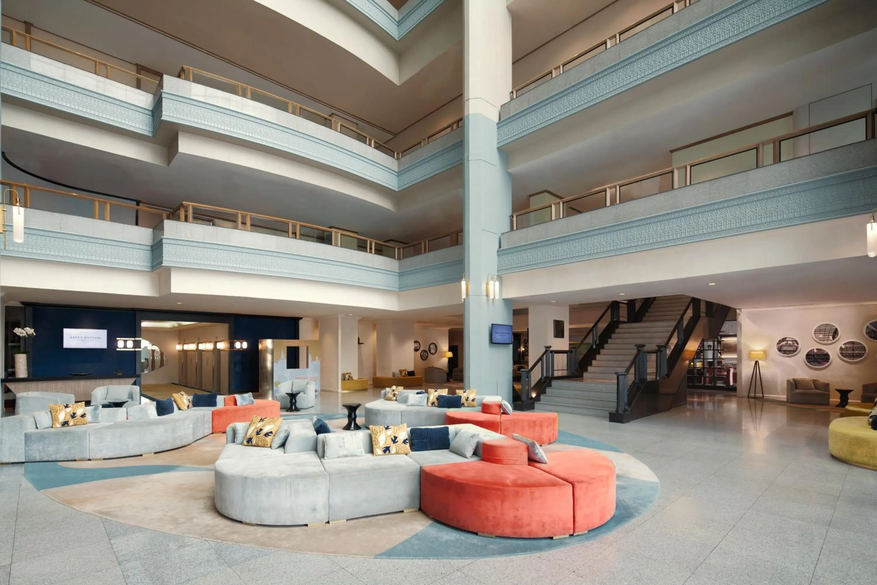 Lobby or reception in Grand Mercure Bangkok Atrium