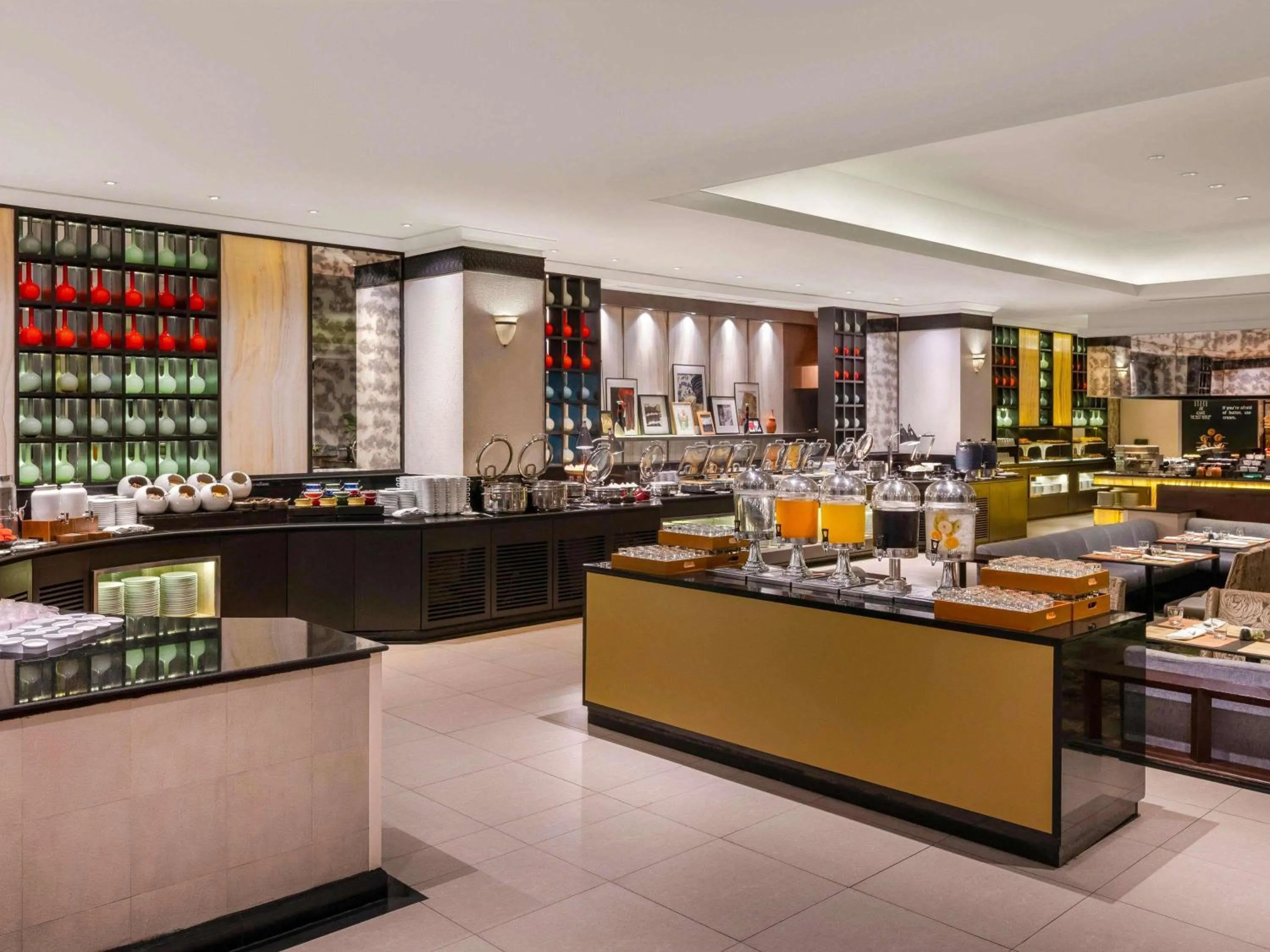 Restaurant/places to eat in Grand Mercure Bangkok Atrium