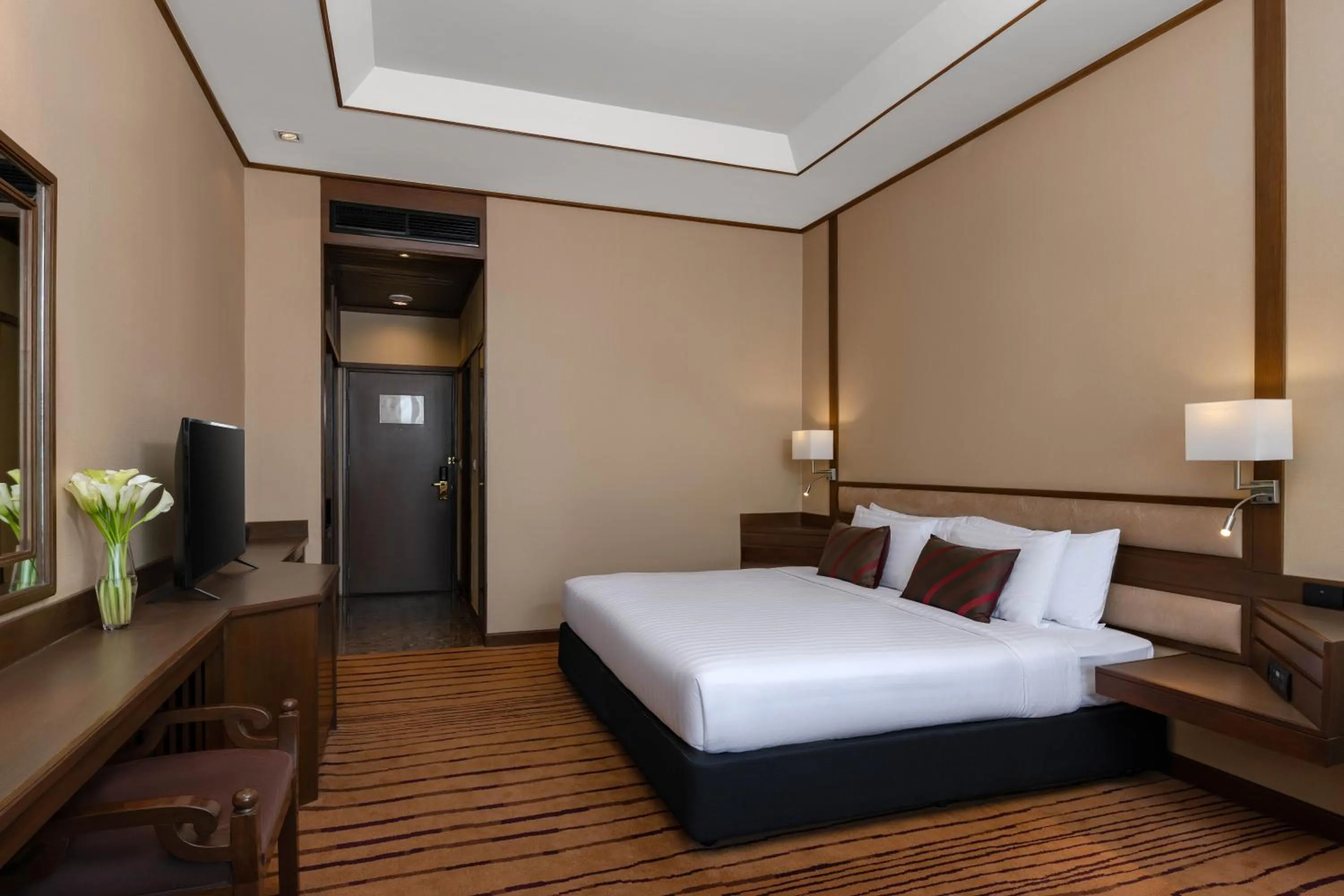 Bed in Grand Mercure Bangkok Atrium