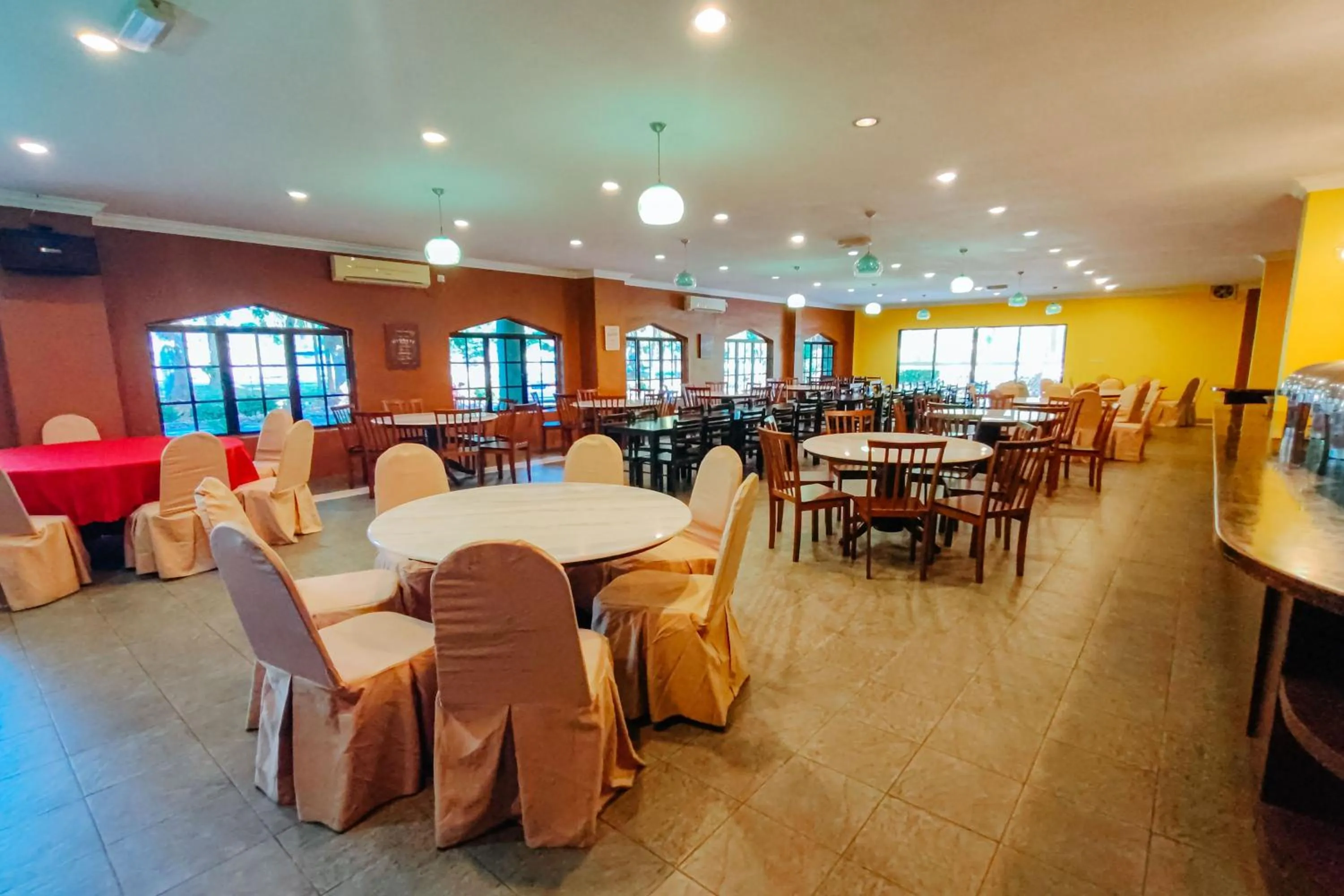Restaurant/places to eat in Virgo Batik Resort Teluk Batik Lumut