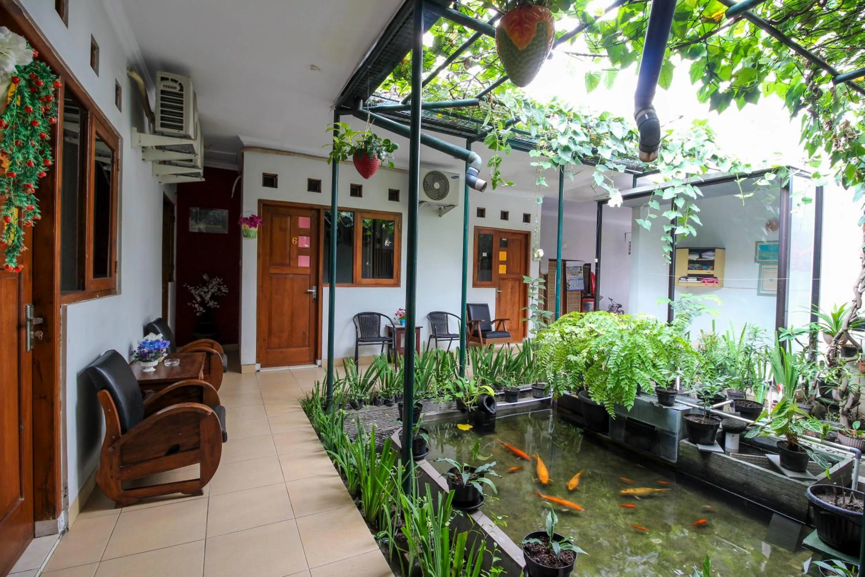 Kitchen or kitchenette in RedDoorz near Hartono Mall