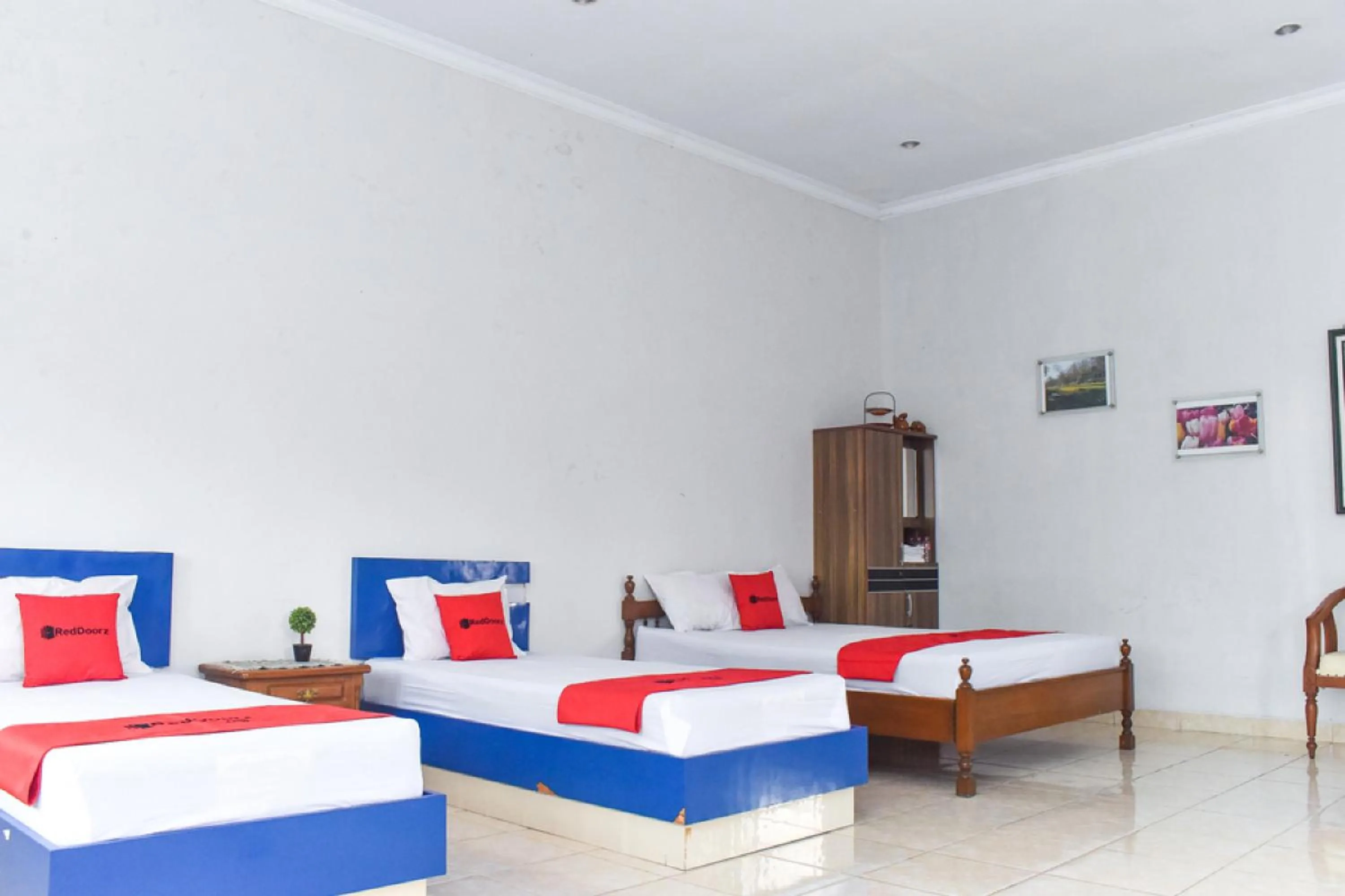 Bedroom, Bed in RedDoorz near Hartono Mall