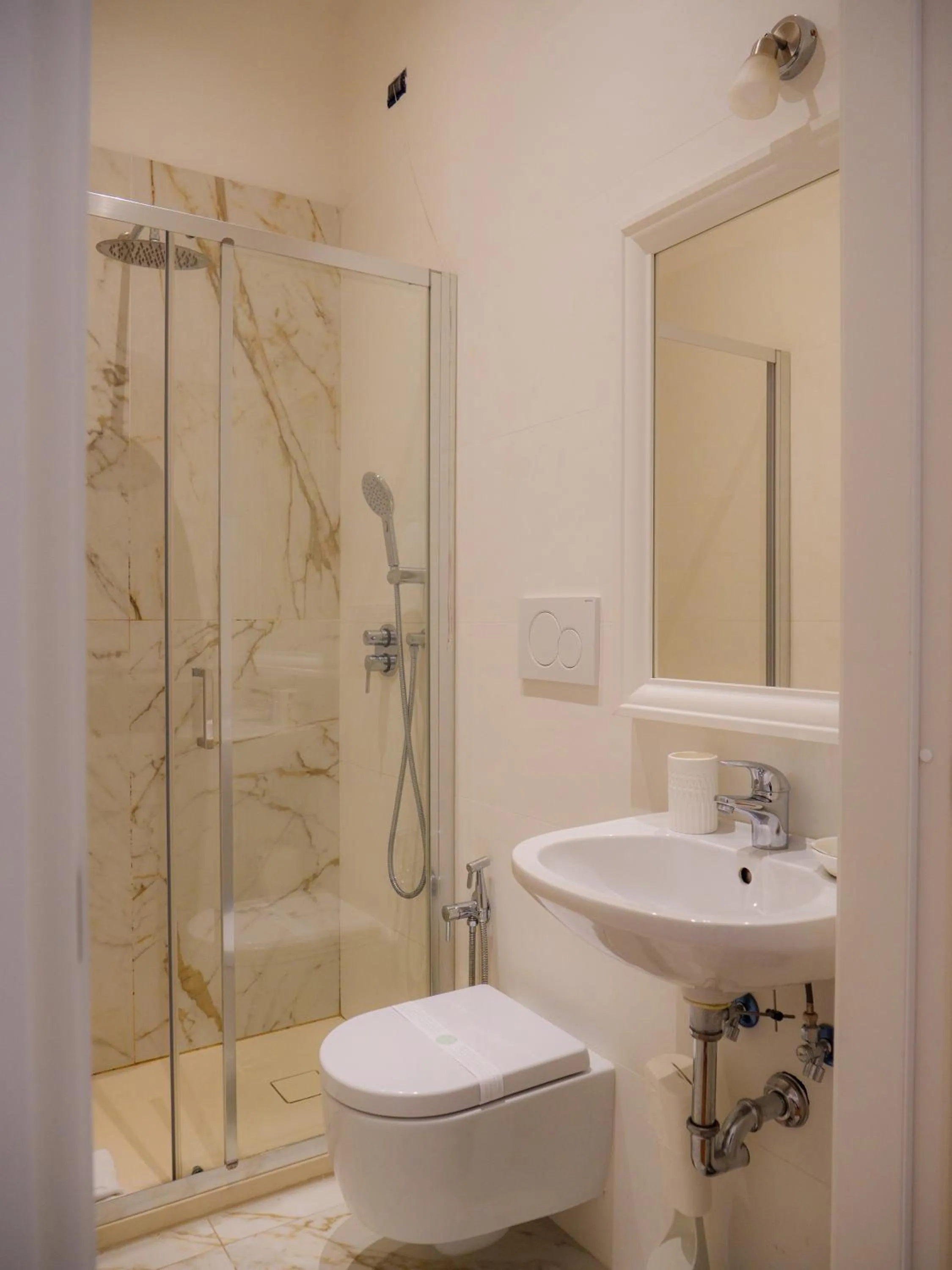 Shower in Colosseo Guest House