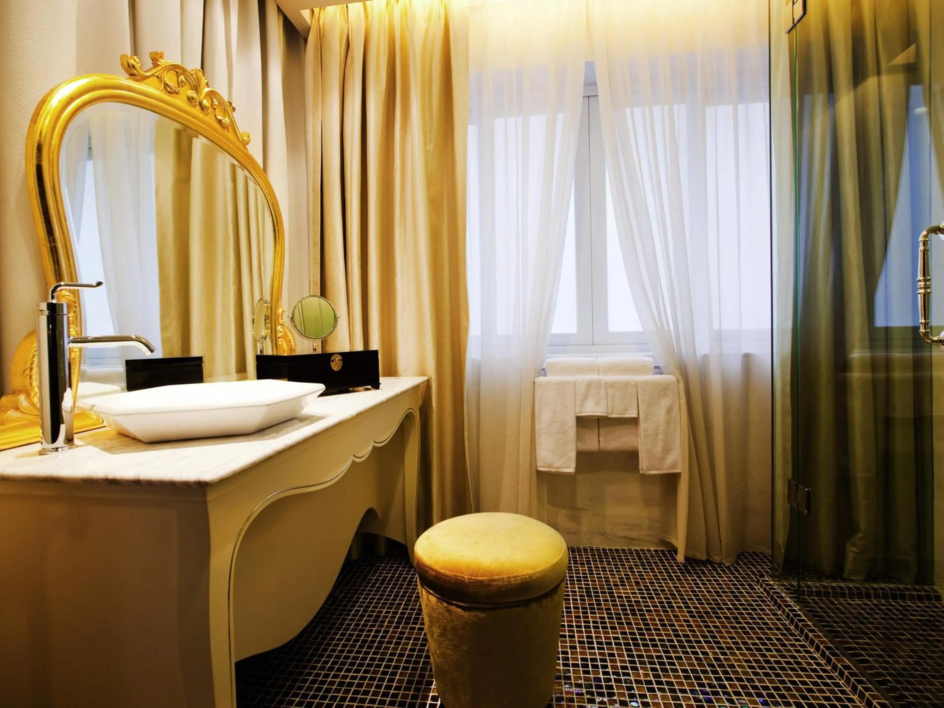 Bedroom in Hotel de l'Opera Hanoi - MGallery