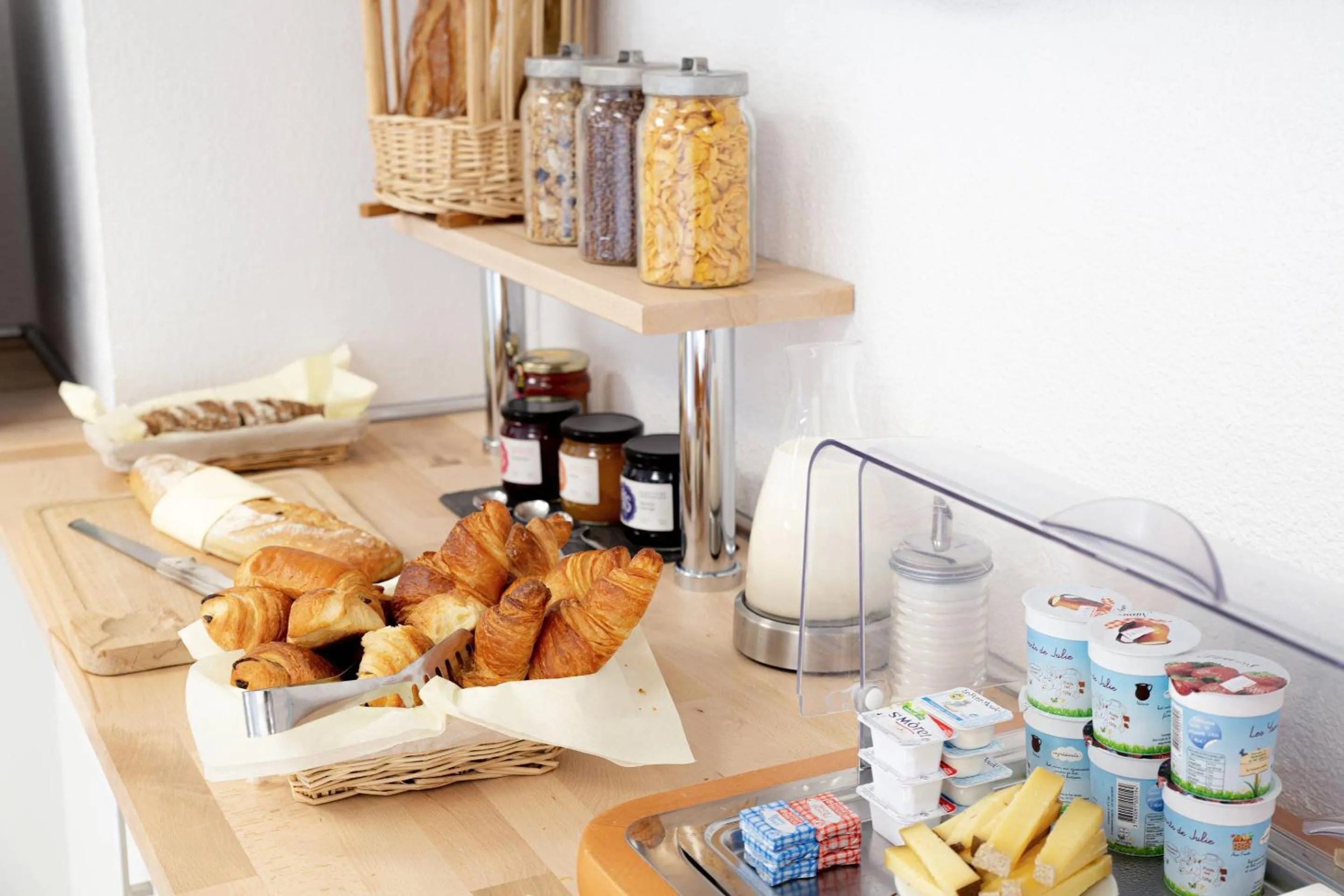 Breakfast in Comfort Aparthotel Besancon Hauts du Chazal