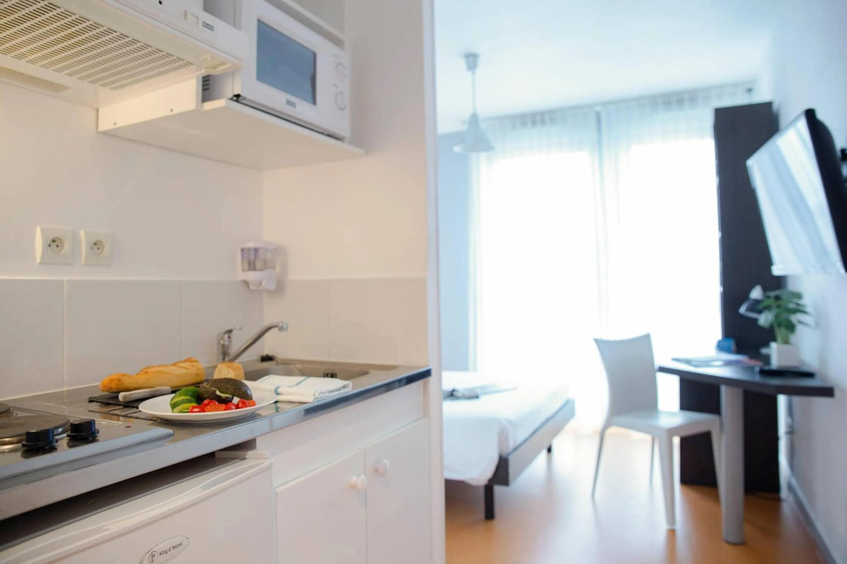 Kitchen or kitchenette in Comfort Aparthotel Besancon Hauts du Chazal