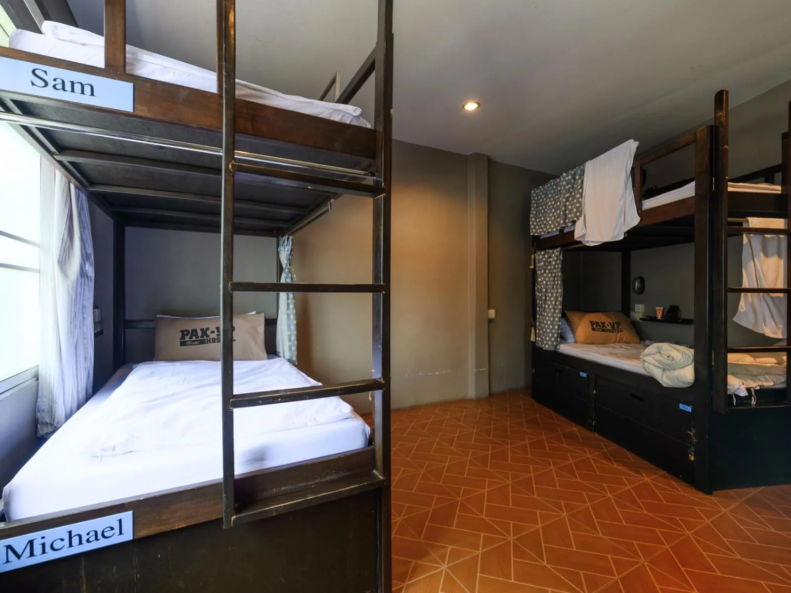 bunk bed, Bed in Pak-Up Hostel