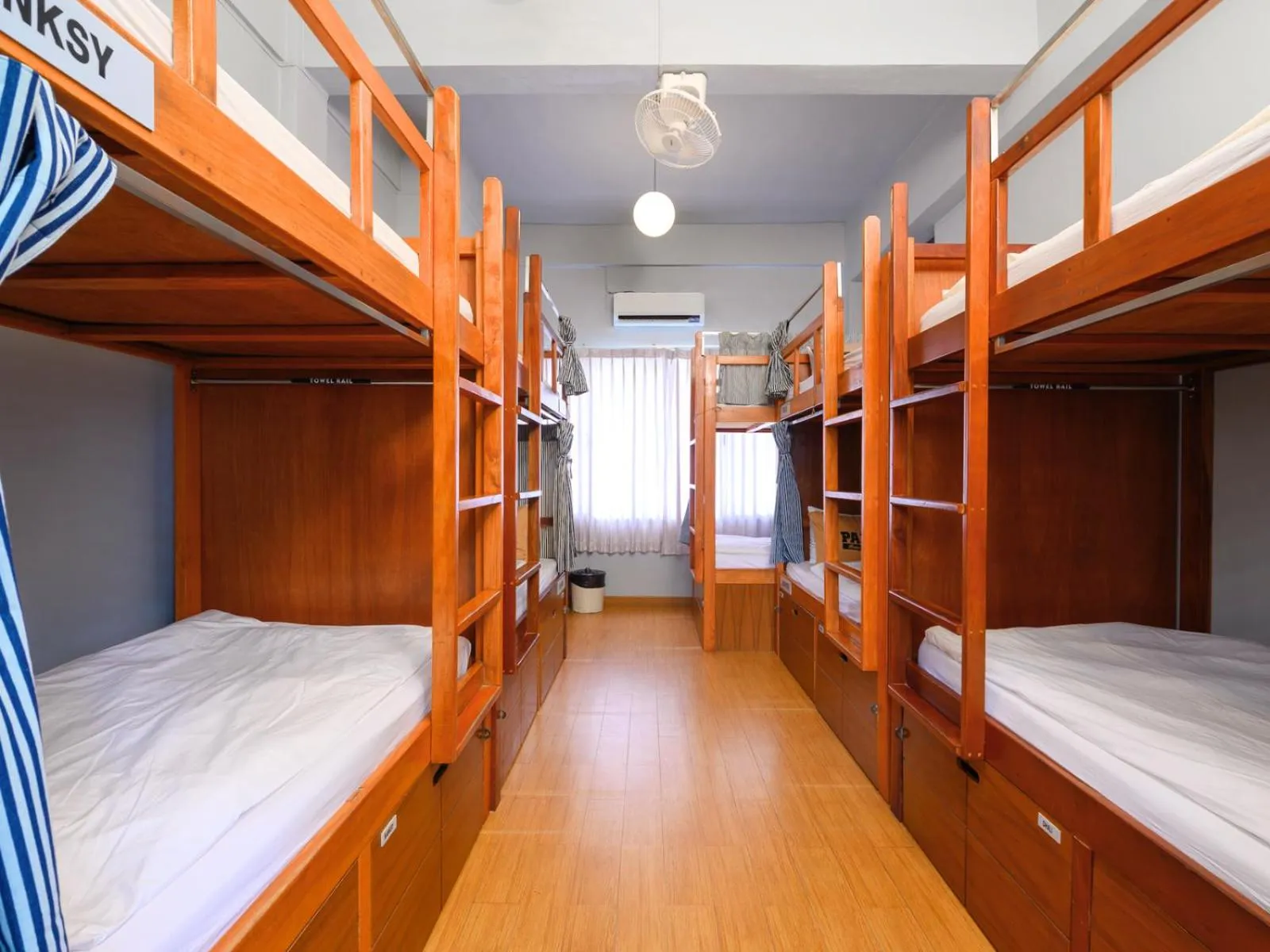 Photo of the whole room, Bed in Pak-Up Hostel