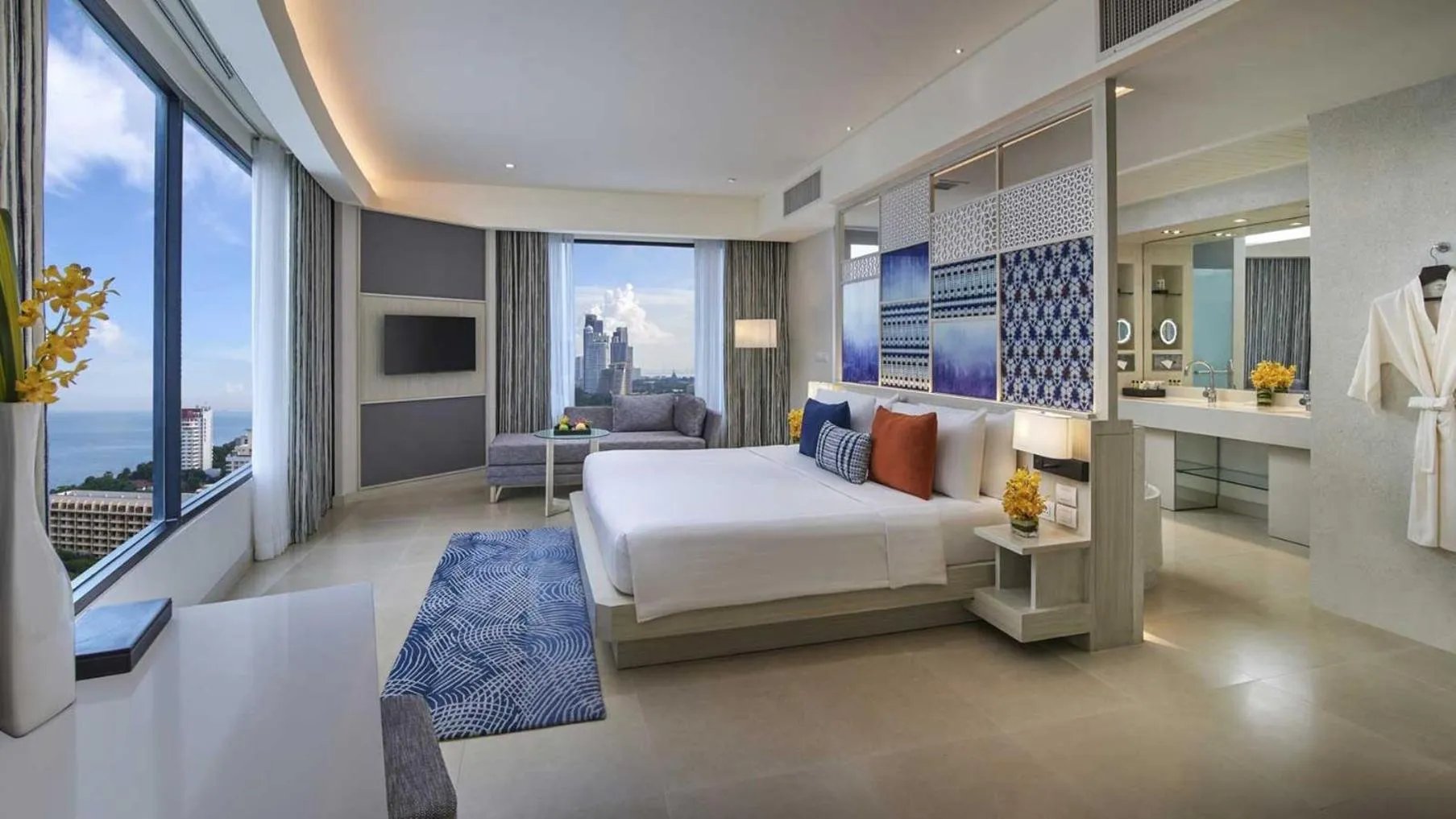 Photo of the whole room, Bed in Amari Pattaya