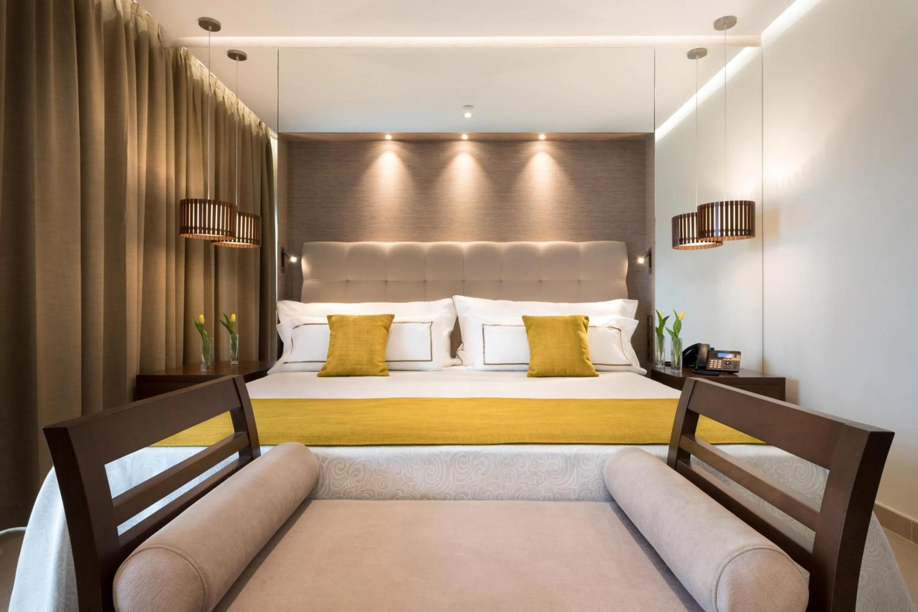 Photo of the whole room, Bed in GF Victoria