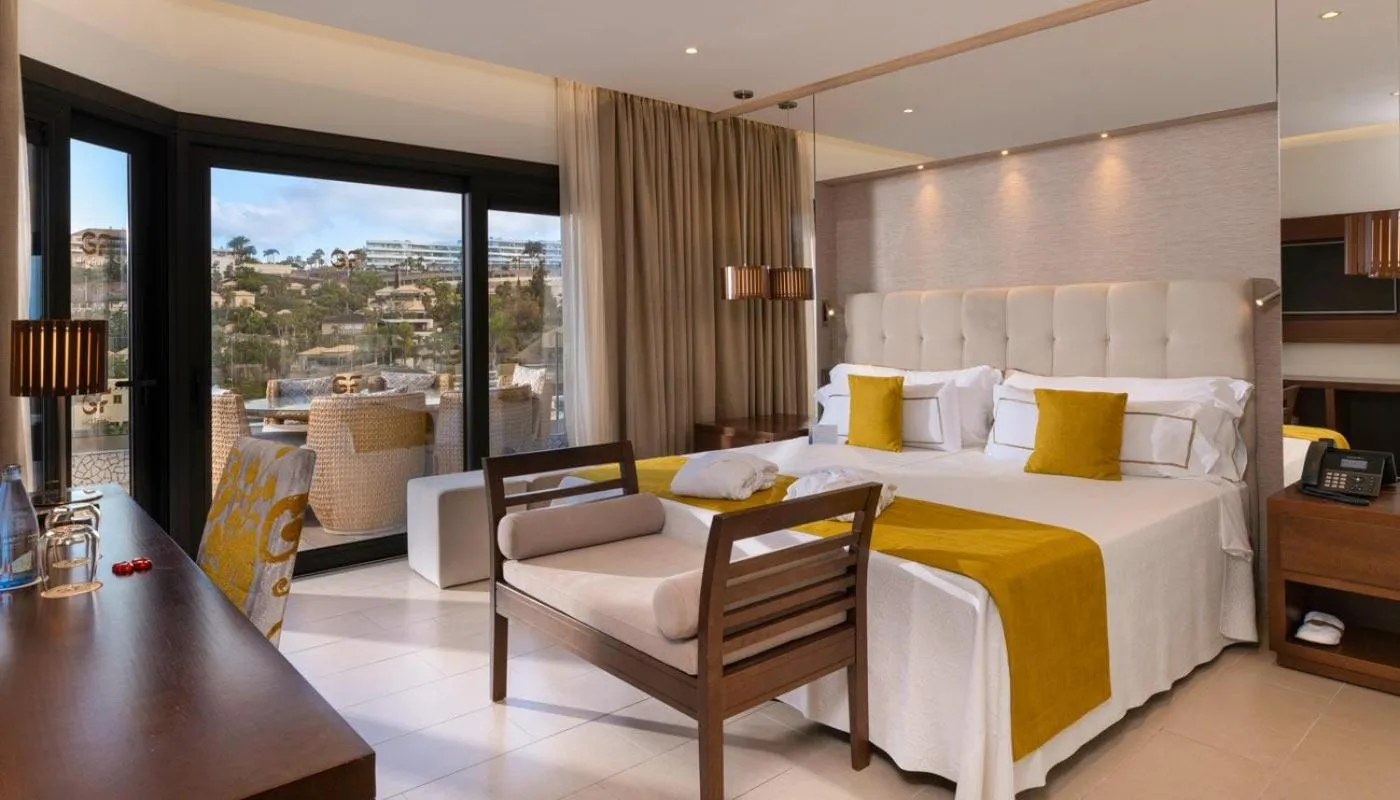 Photo of the whole room, Bed in GF Victoria