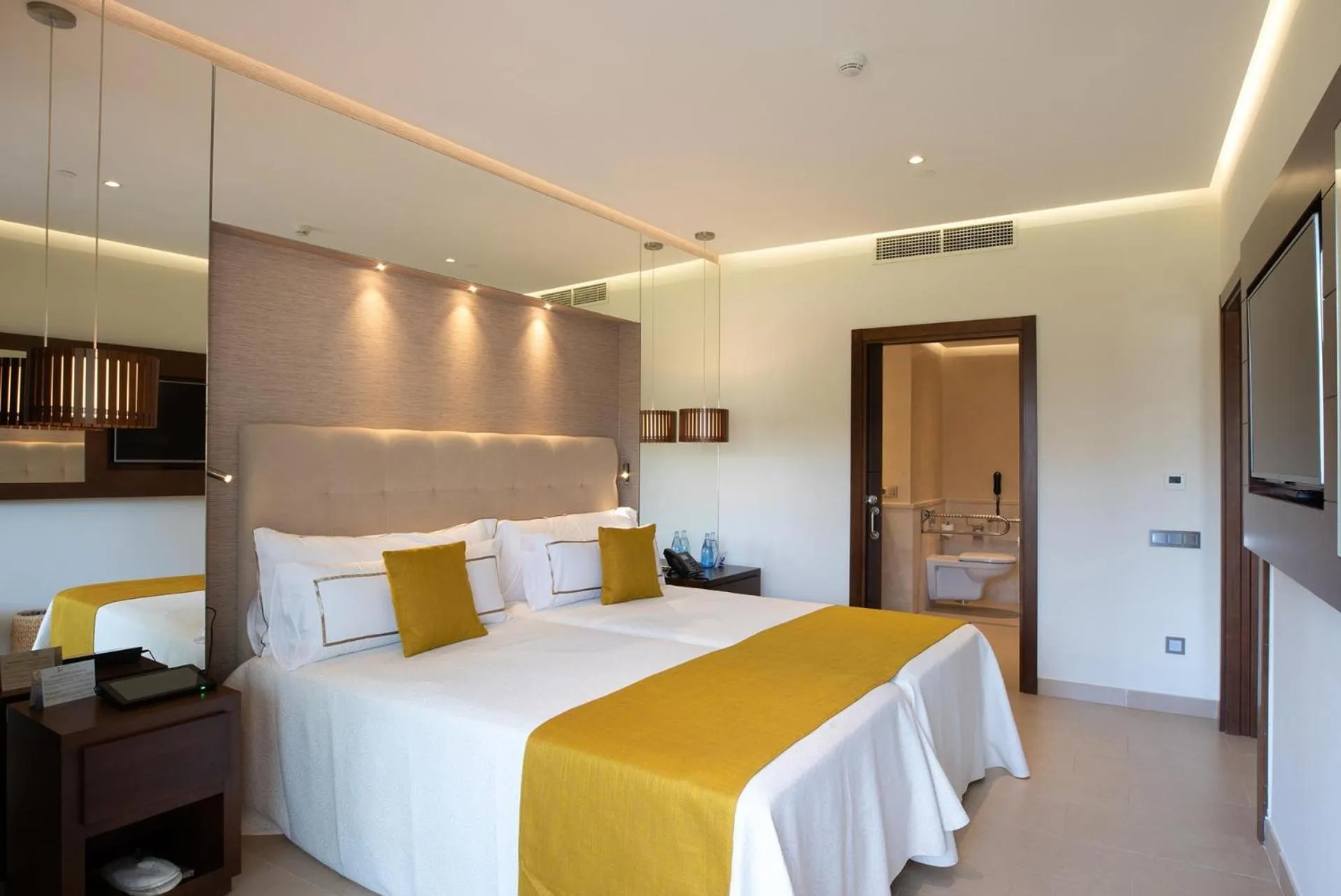 Photo of the whole room, Bed in GF Victoria