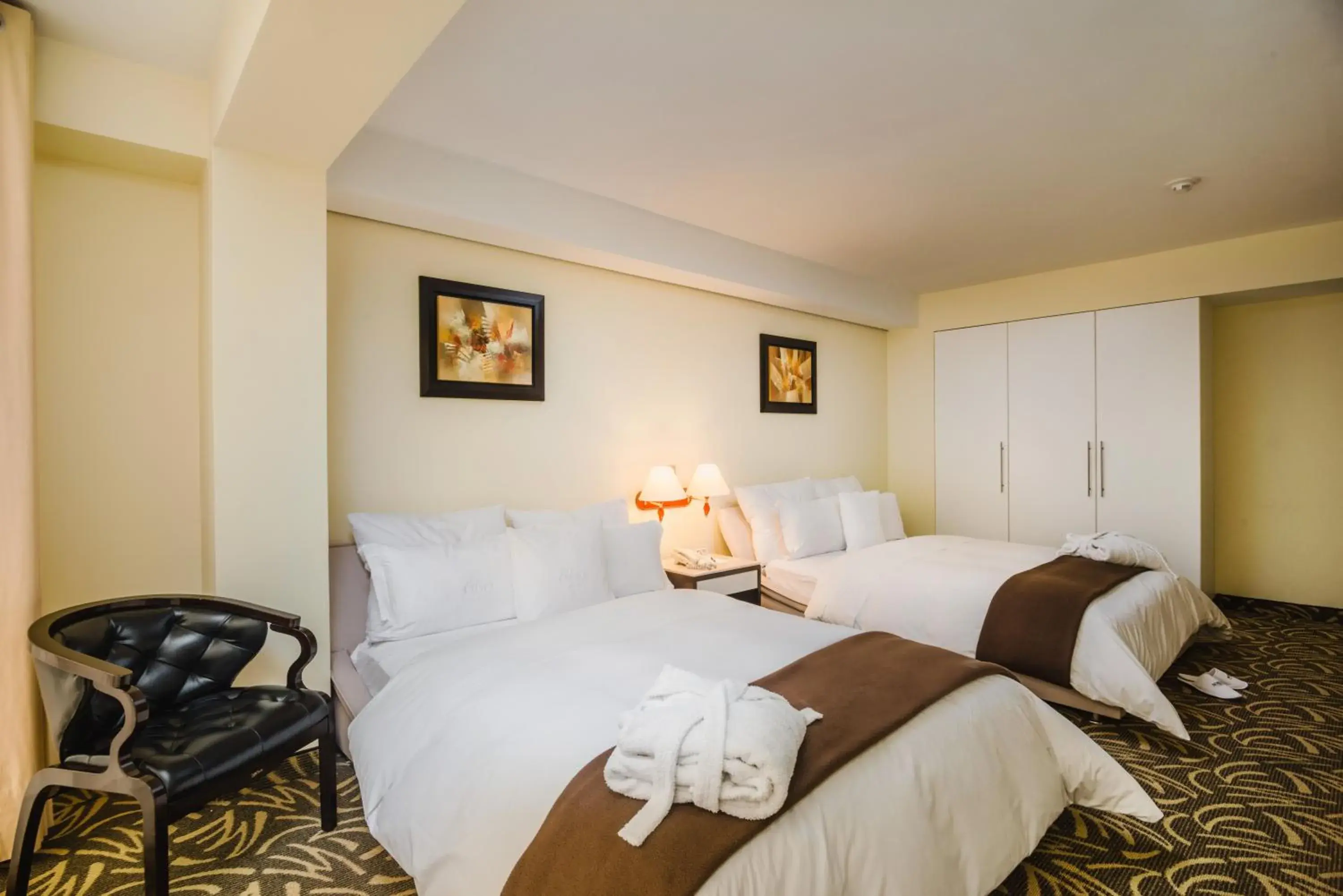 Standard Twin Room with Two Queen Beds in Hotel Nobility Standard Twin Room with Two Queen Beds in Hotel Nobility