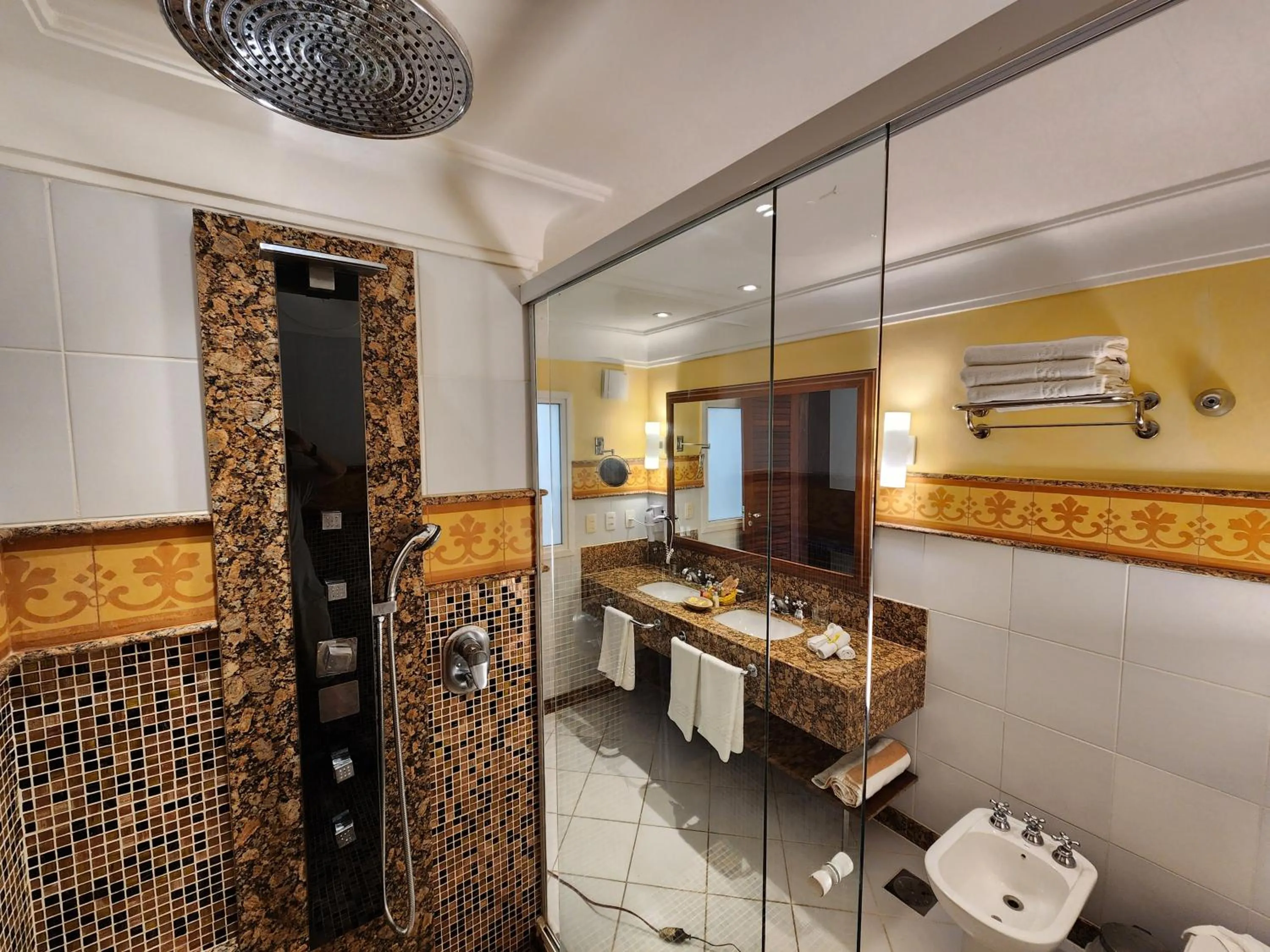 Shower in Hotel Casa do Amarelindo