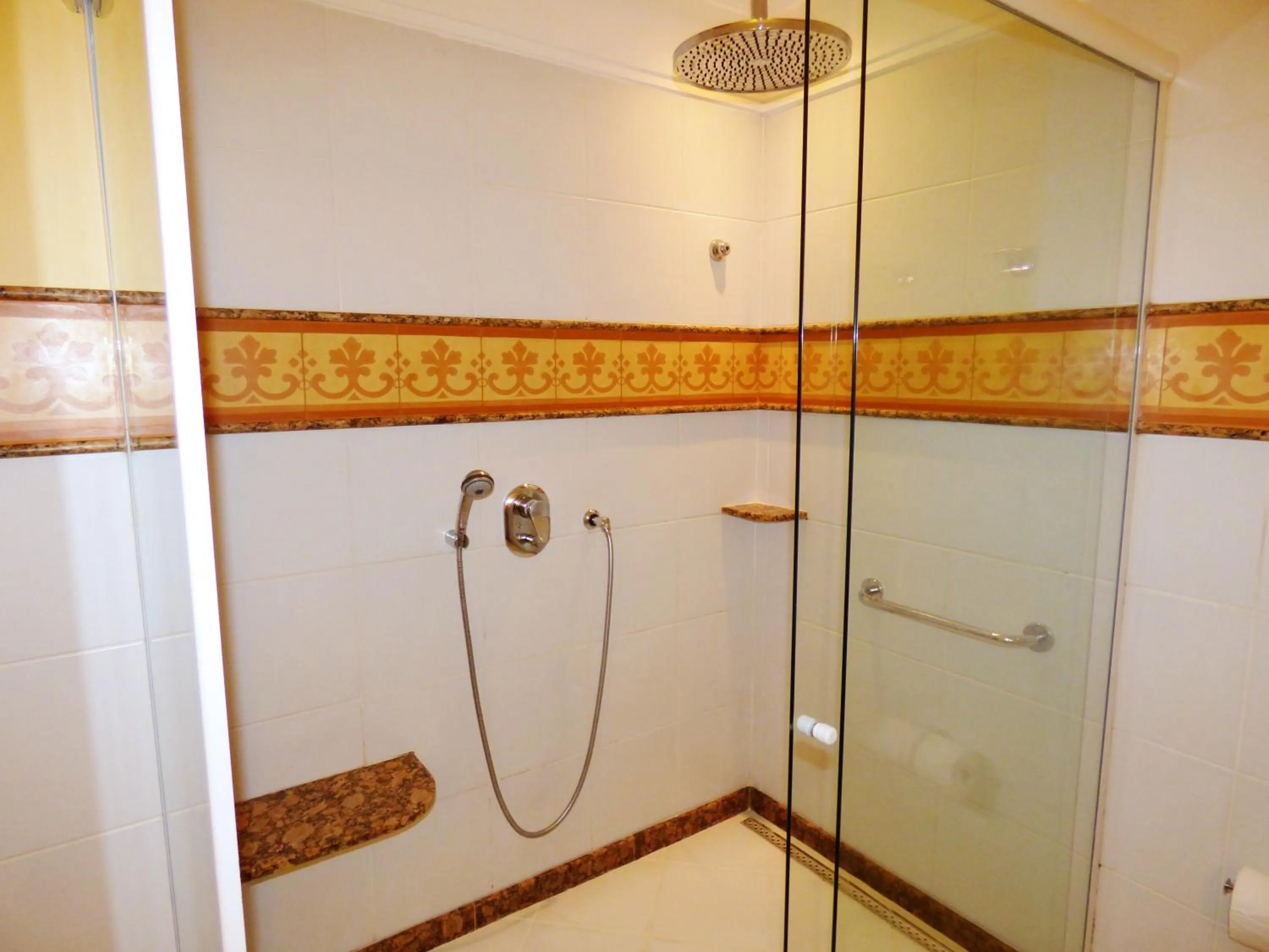 Shower in Hotel Casa do Amarelindo