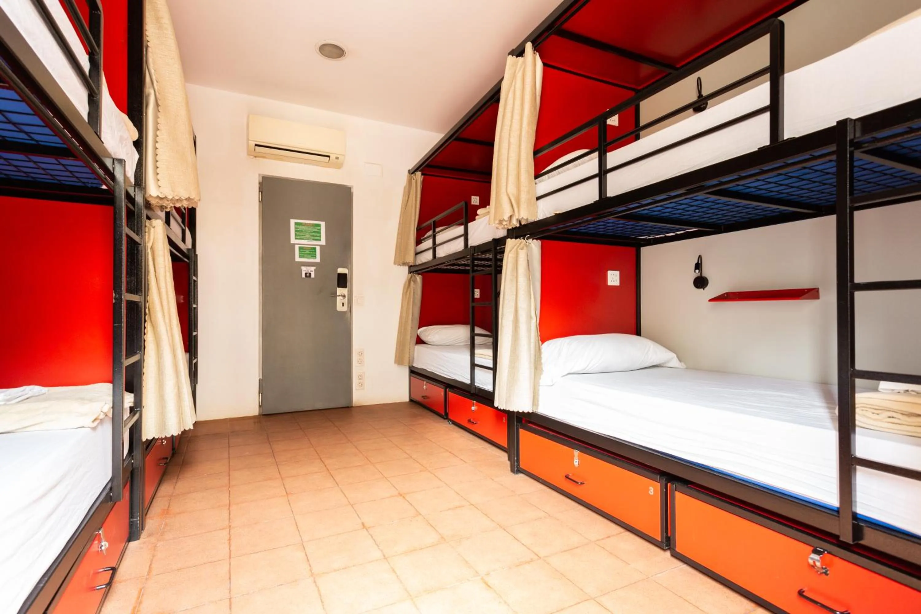 Photo of the whole room, Bed in Mambo Tango