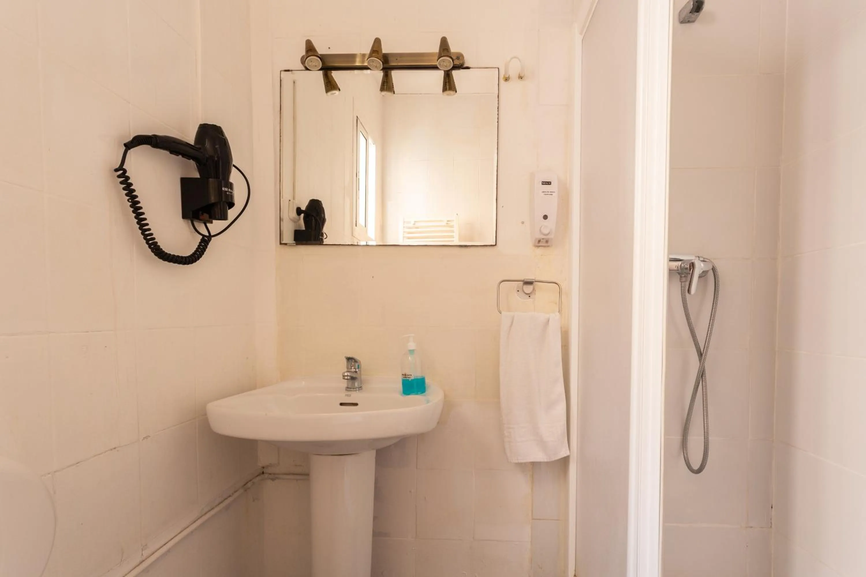 Shower in Mambo Tango