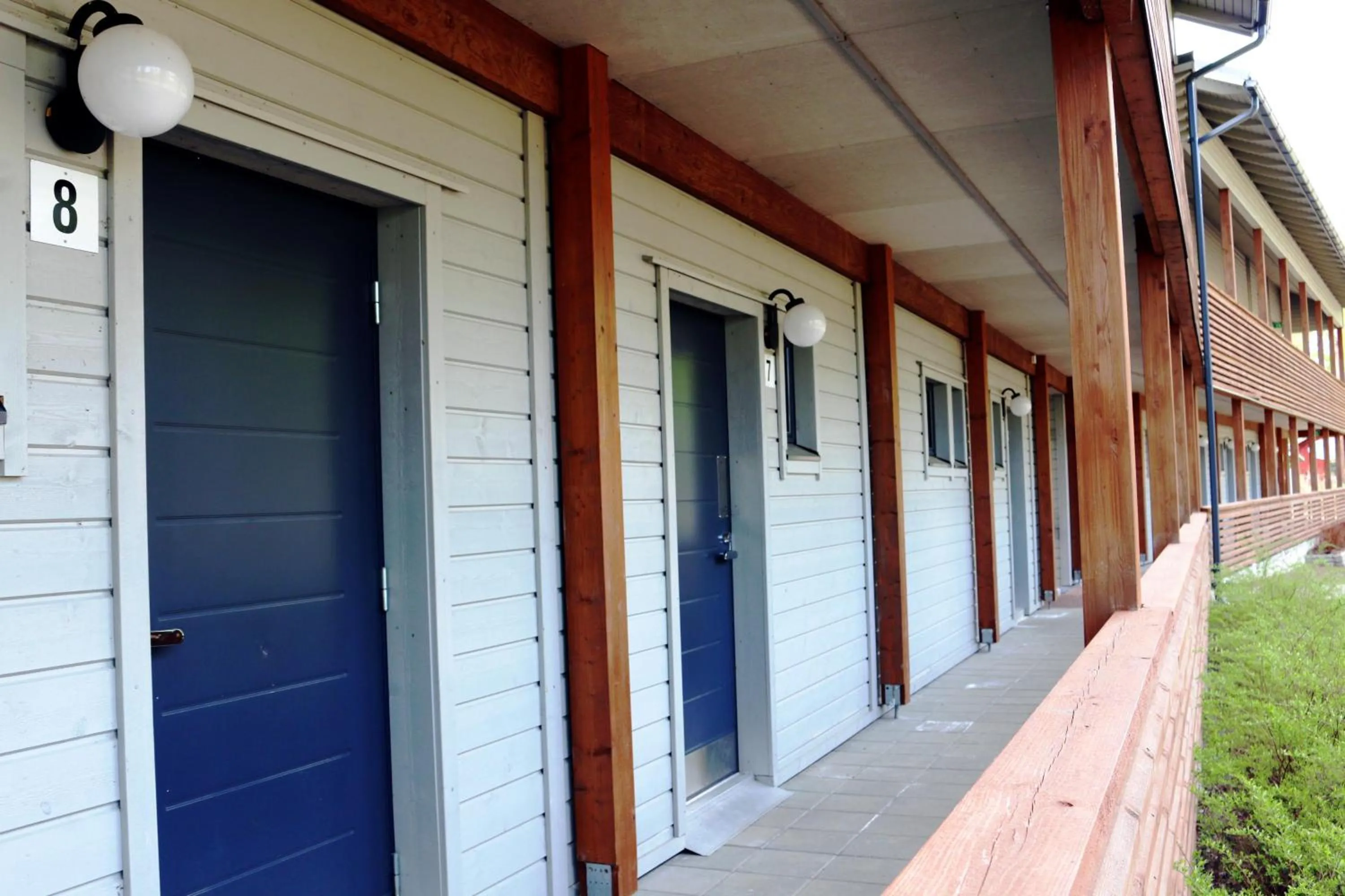 Facade/entrance in Oravi Apartments