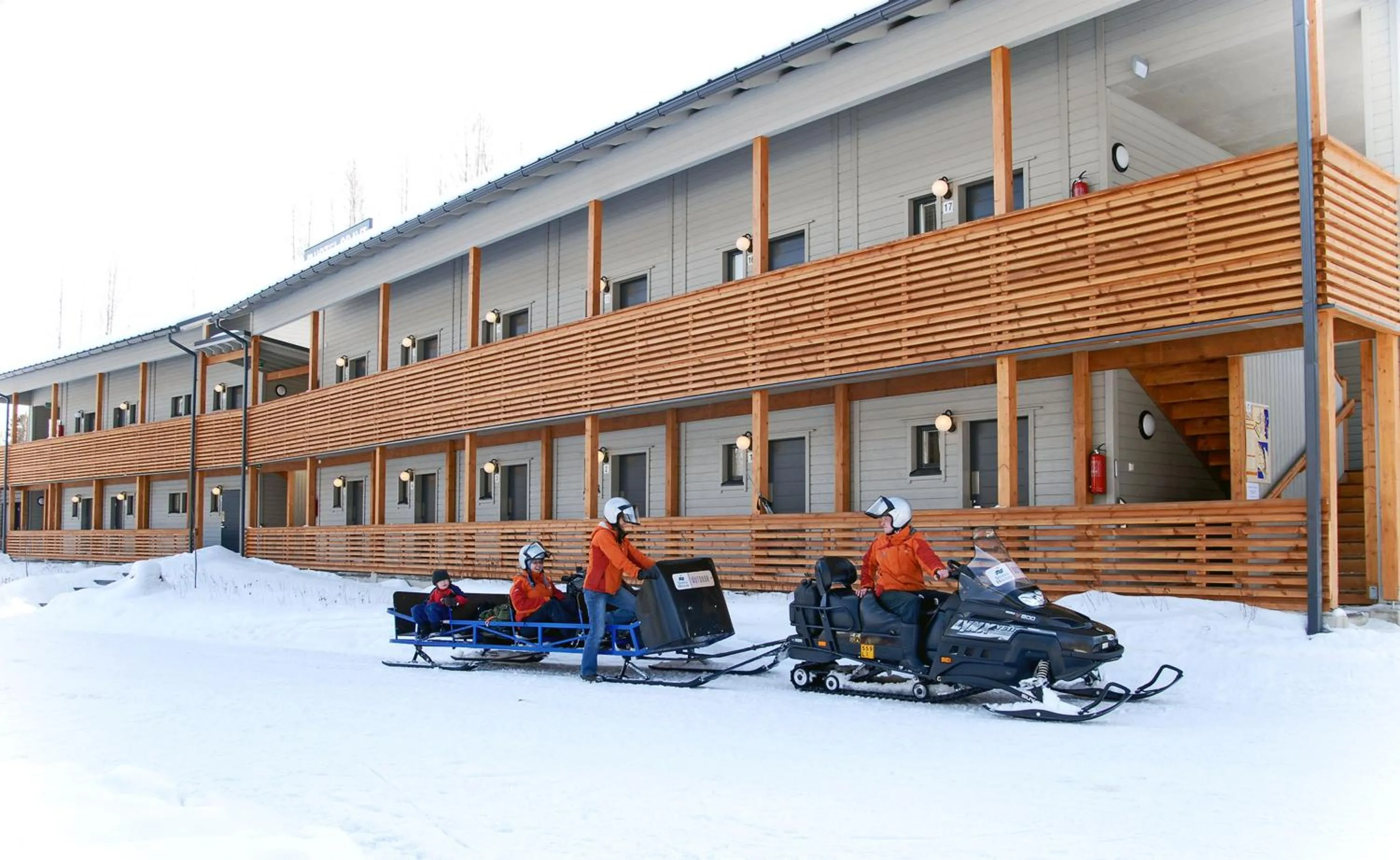 Facade/entrance in Oravi Apartments