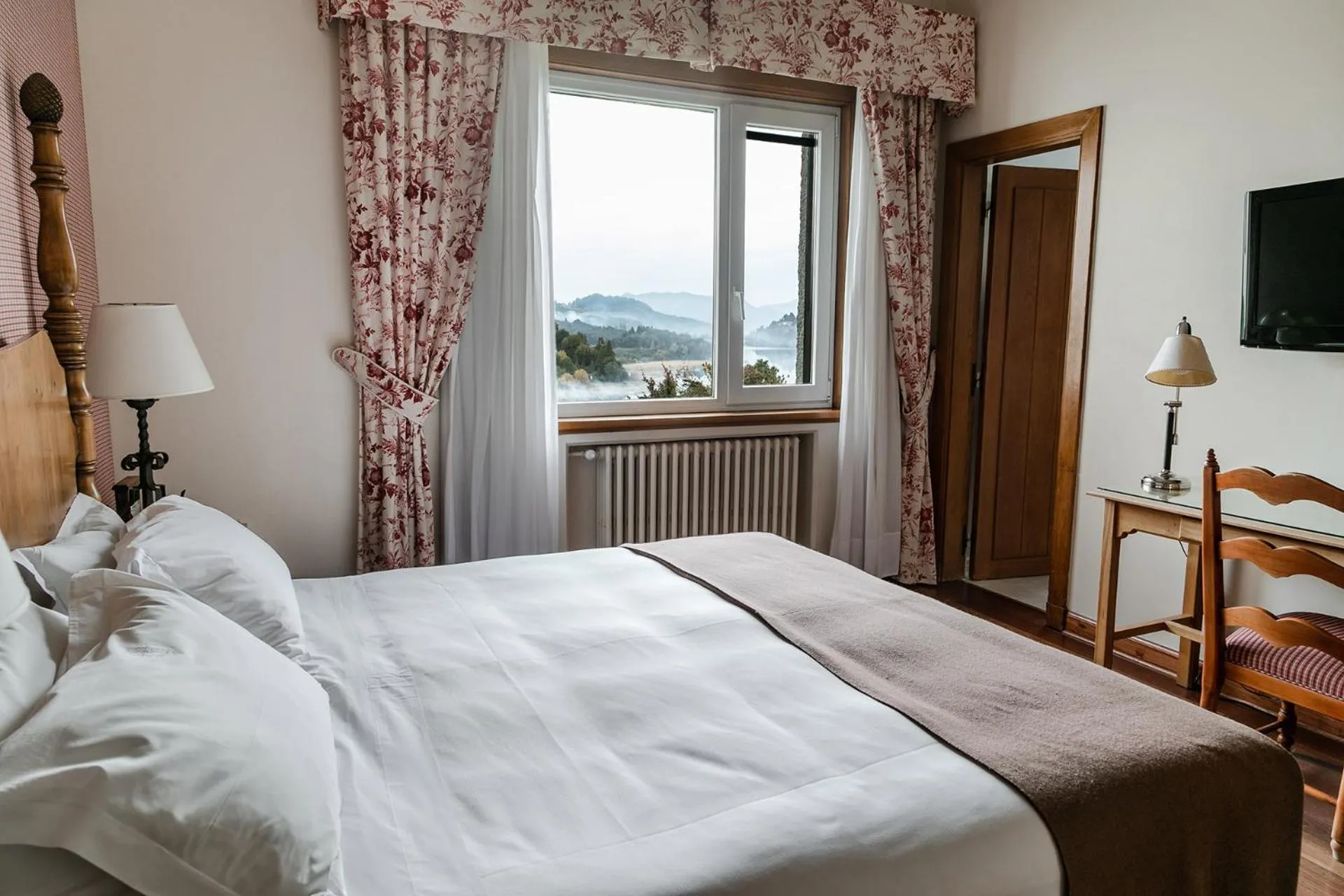 Photo of the whole room, Bed in Llao Llao Resort, Golf-Spa