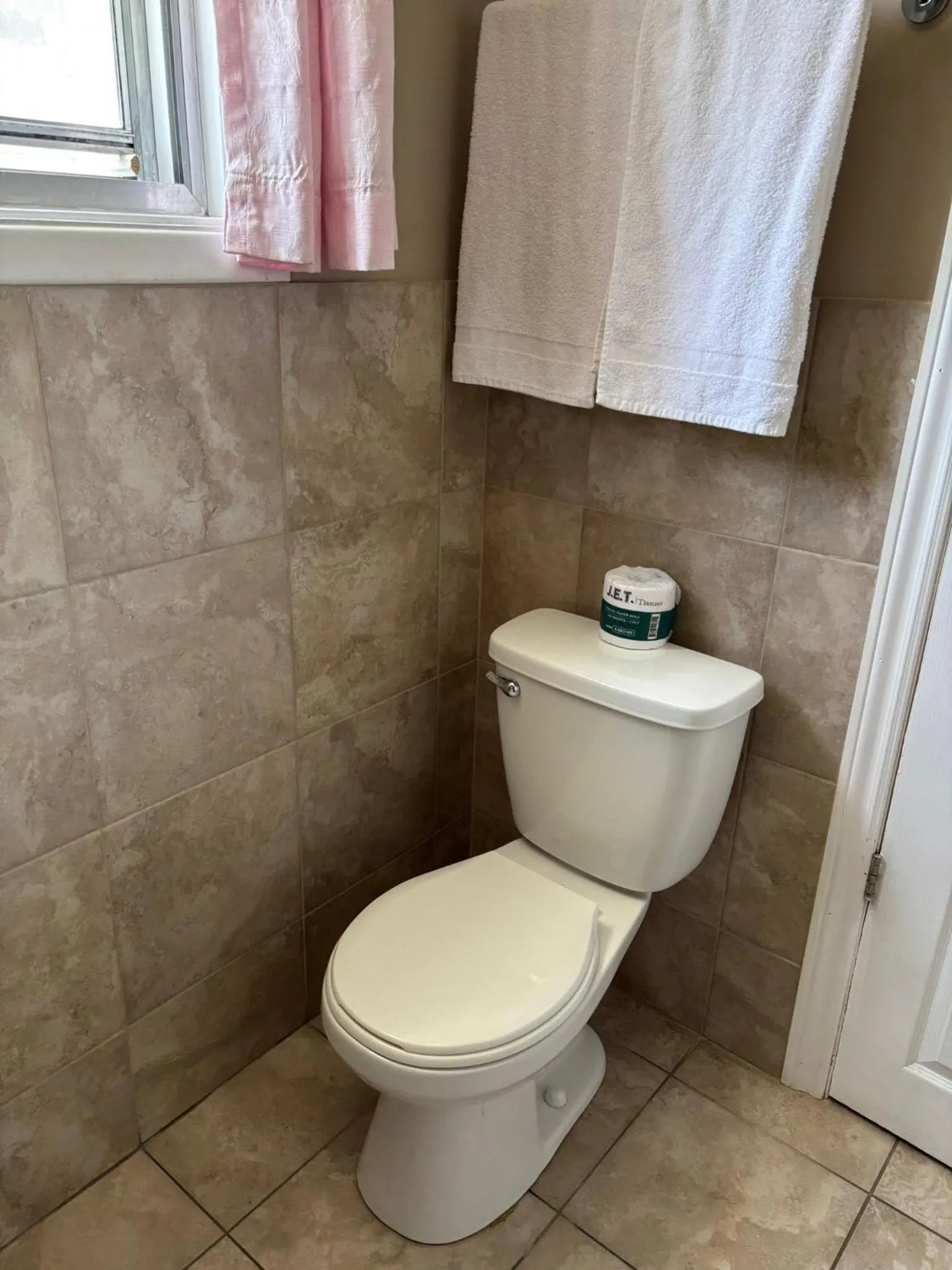 Toilet in Seven Oakes Motel