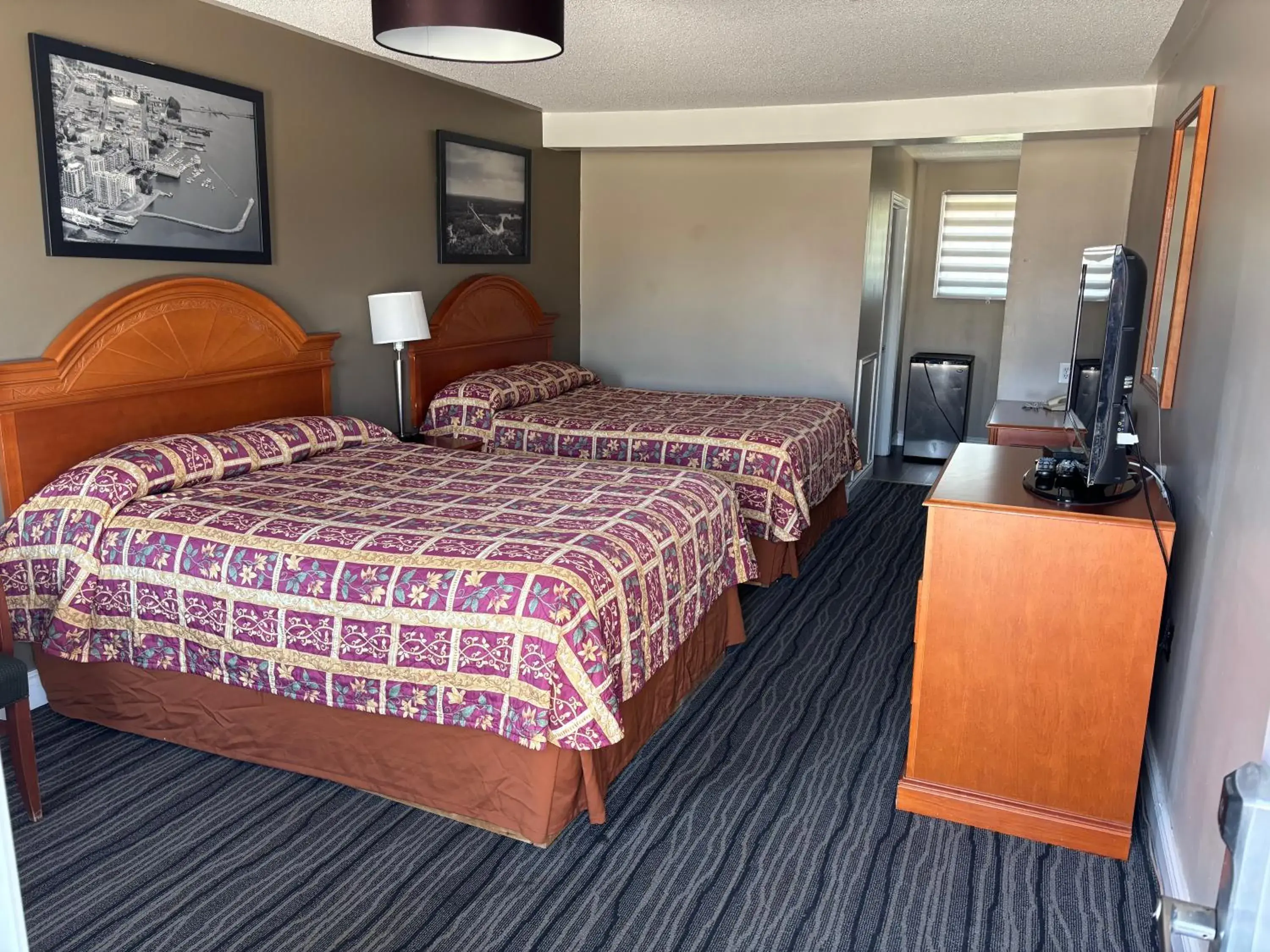 Queen Room with Two Queen Beds in Seven Oakes Motel Queen Room with Two Queen Beds in Seven Oakes Motel