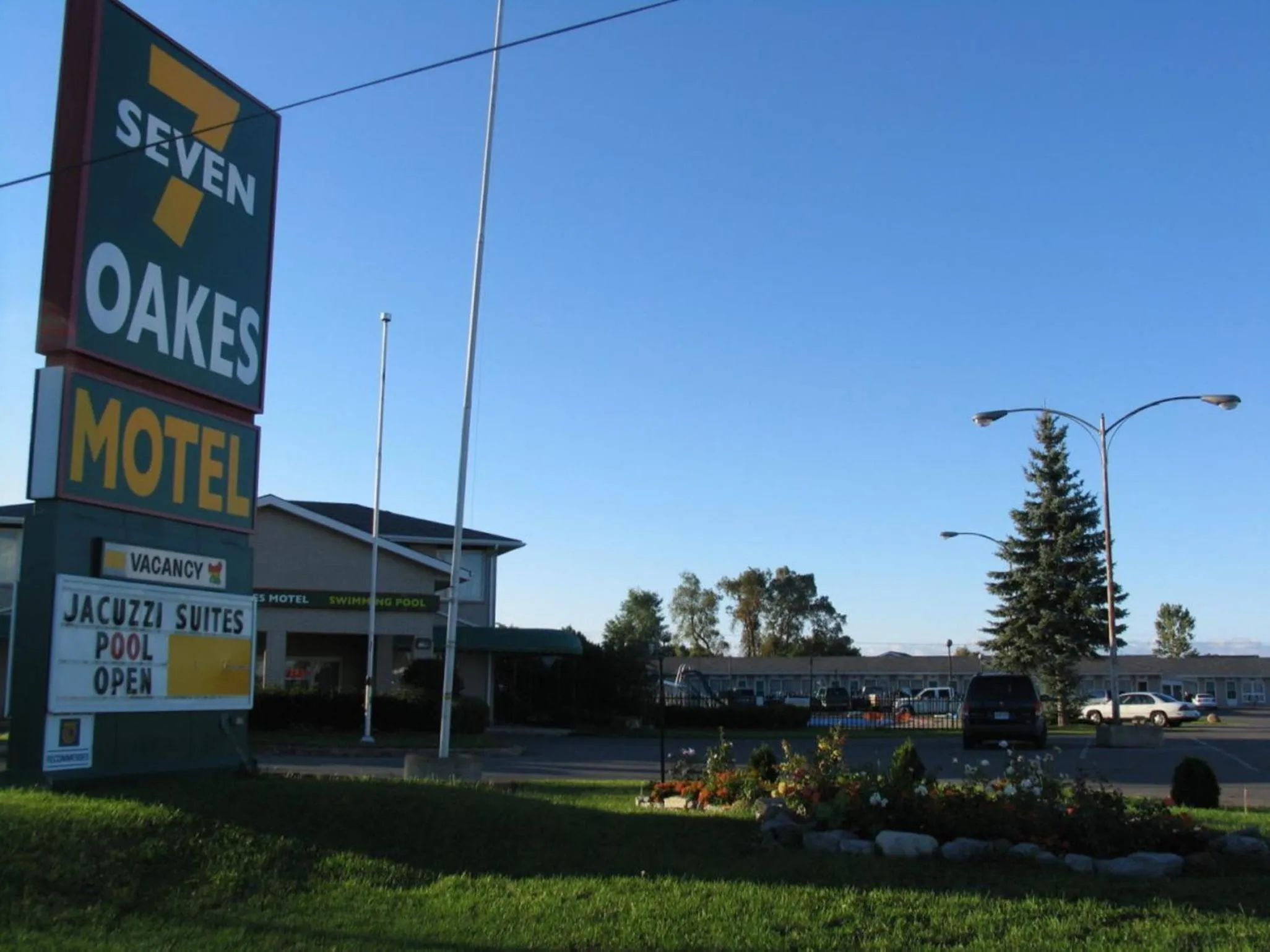 Facade/entrance in Seven Oakes Motel