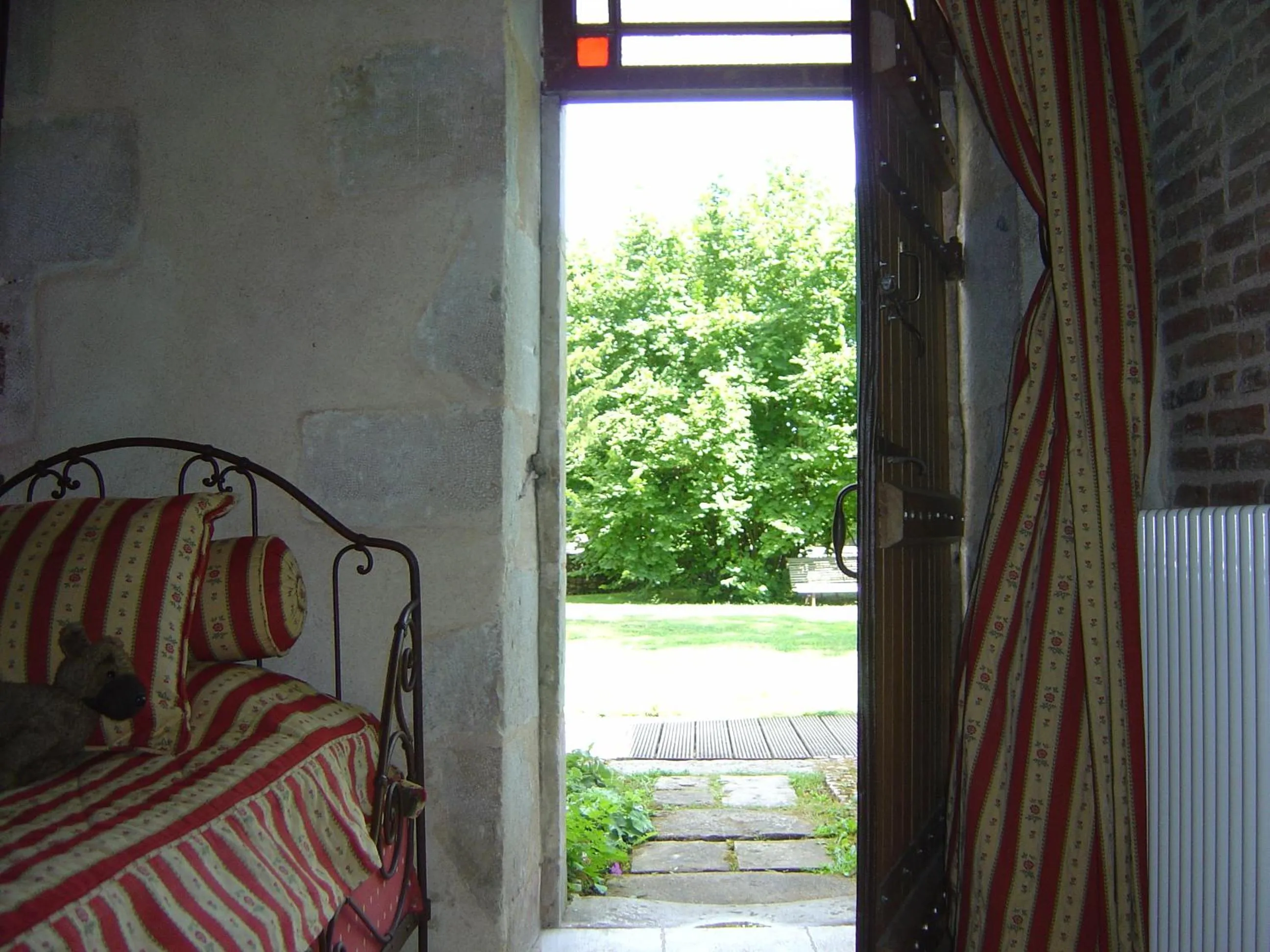 Garden view, Bed in Hôtel Les Orangeries