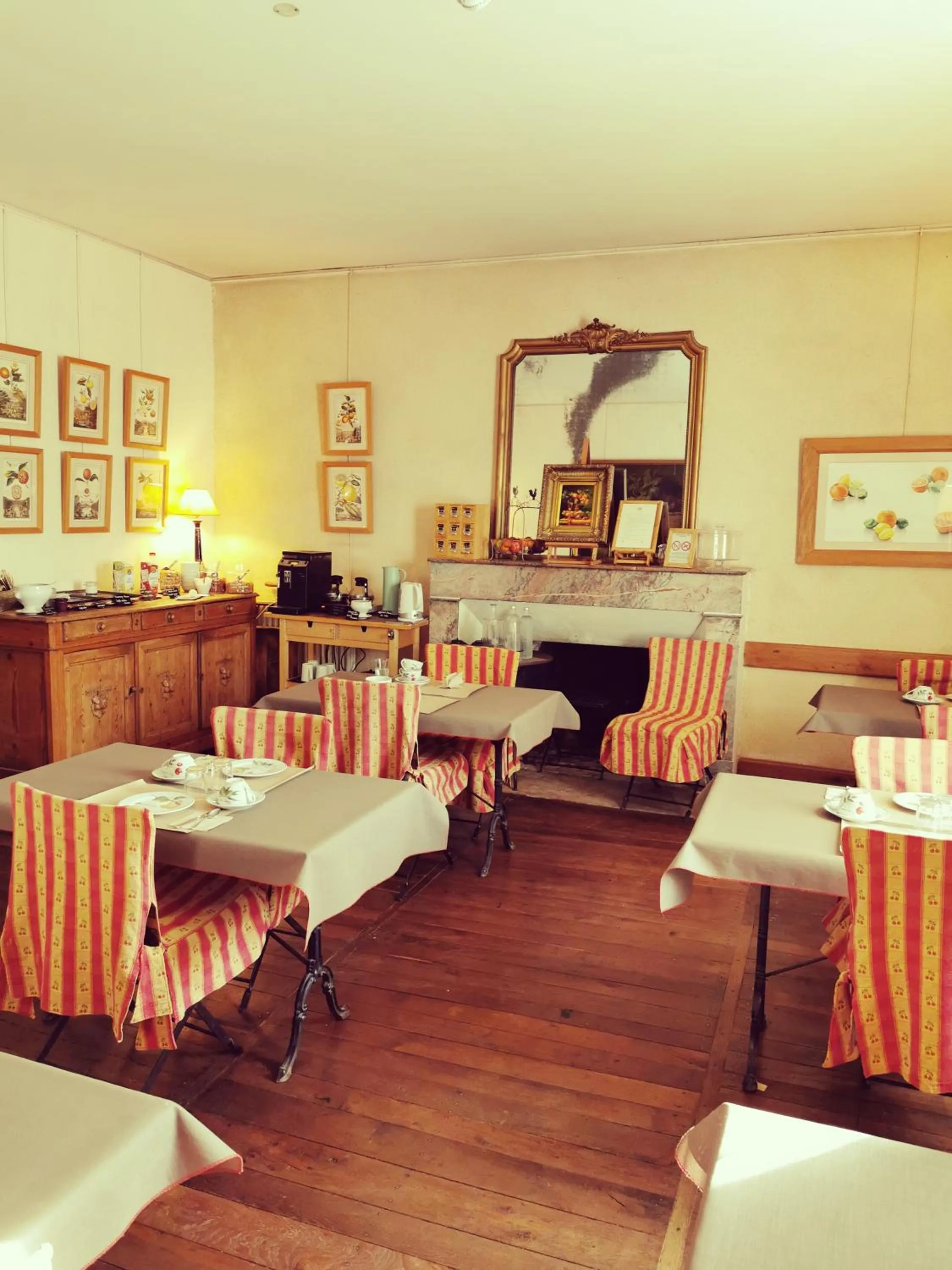 Breakfast in Hôtel Les Orangeries