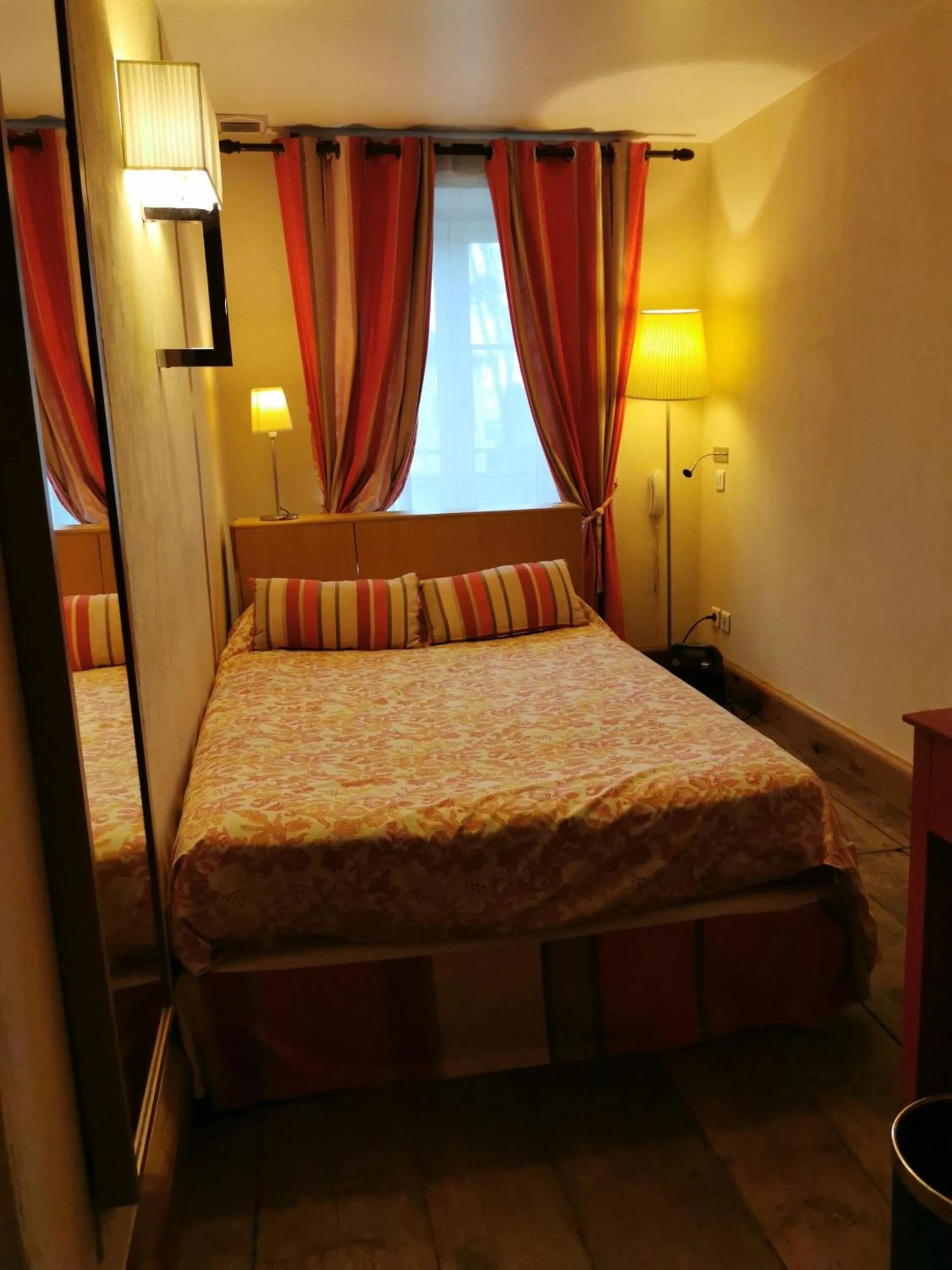 Bed in Hôtel Les Orangeries