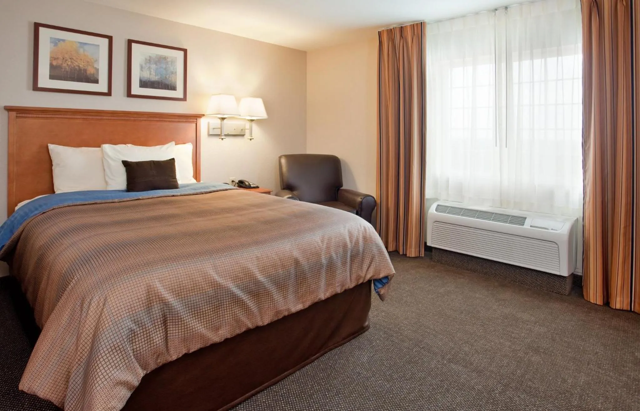 Bedroom, Bed in Candlewood Suites Kansas City Northeast by IHG